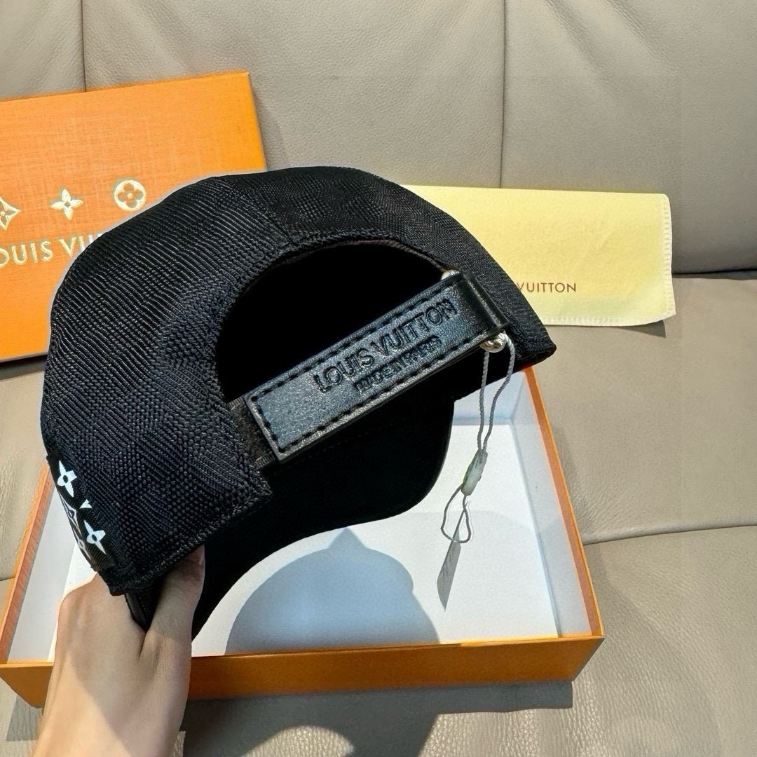 配包装布袋，LV路易威登新款原单棒球帽，经典棋盘格，1:1开模订制，原版专柜布料+头层牛皮，小方格时尚帅
