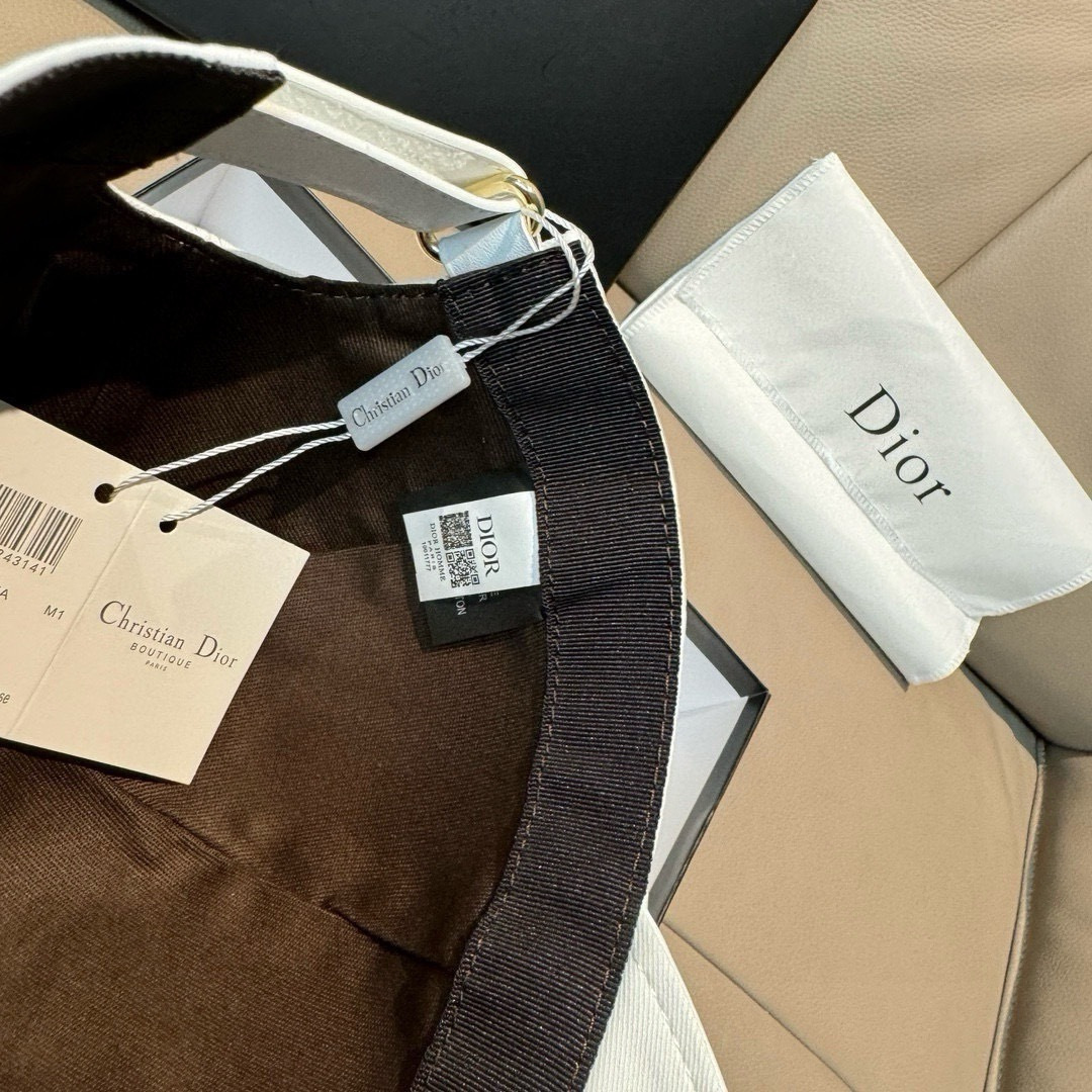 配盒子布袋，Dior(迪奥)新款原单棒球帽， Dior刺绣，网红明星同款，1:1开模订制，纯棉布料+头层