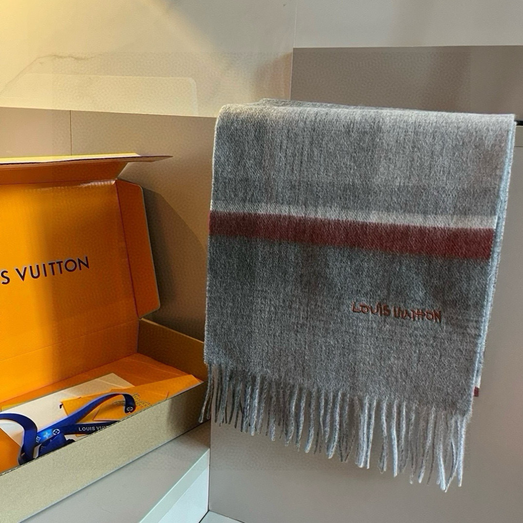 Louis Vuitton 家属福利来了 Lv 高端重磅围巾 怒赞推荐 激动~ 下手绝对要快 同步 最高端的男士款~工艺难度大
