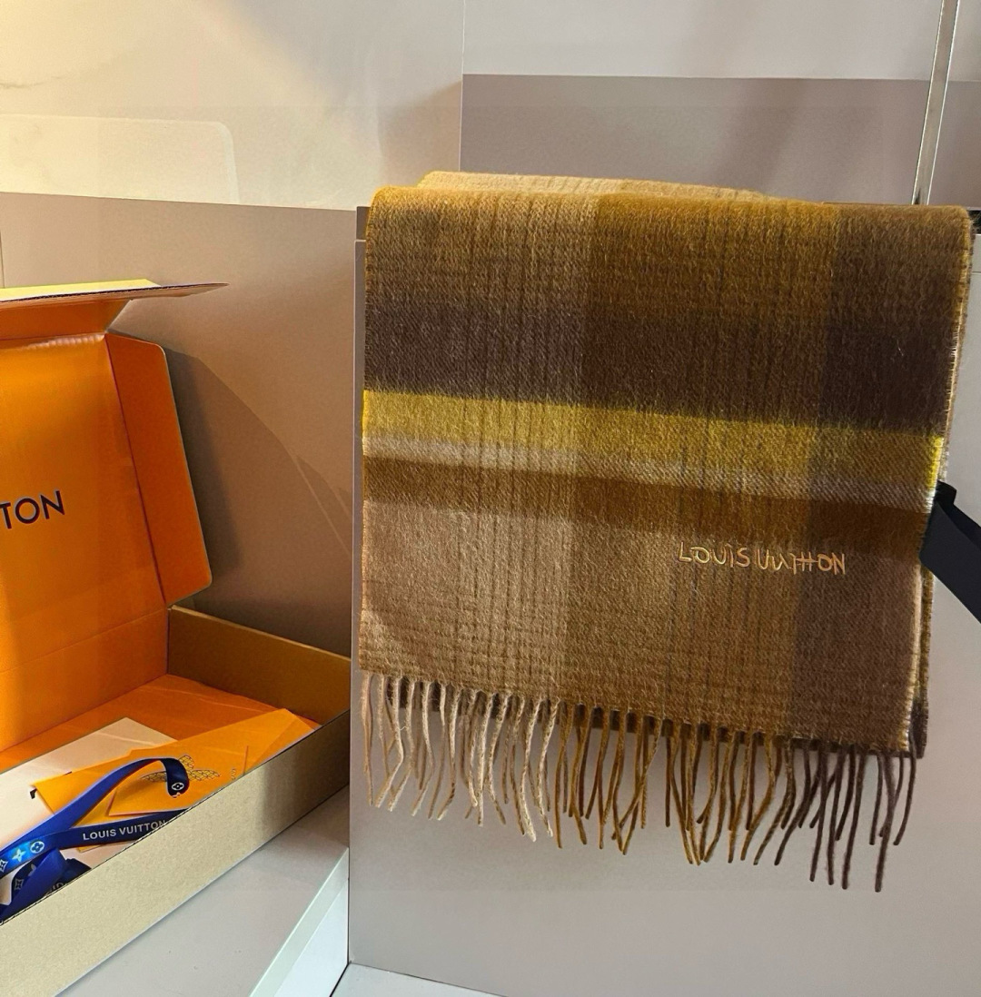 Louis Vuitton 家属福利来了 Lv 高端重磅围巾 怒赞推荐 激动~ 下手绝对要快 同步 最高端的男士款~工艺难度大