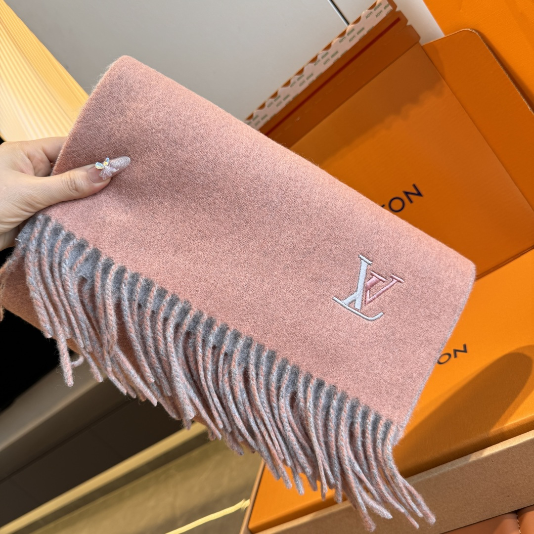 Louis Vuitton LV 2025新款双面羔羊绒围巾 出口订单 喜欢有颜值 高质量的亲可入手 无论怎么搭配都是满满的高级感气质感
