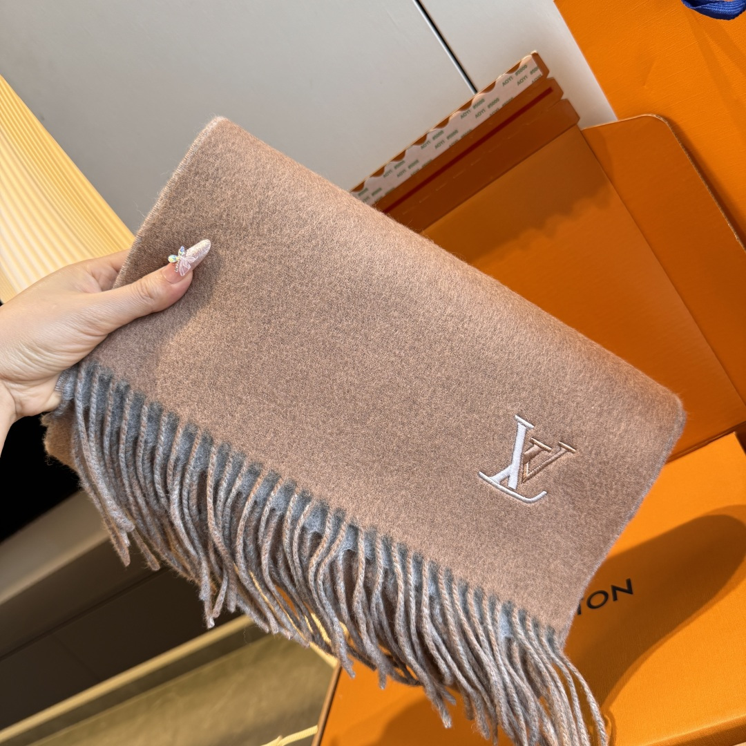 Louis Vuitton LV 2025新款双面羔羊绒围巾 出口订单 喜欢有颜值 高质量的亲可入手 无论怎么搭配都是满满的高级感气质感