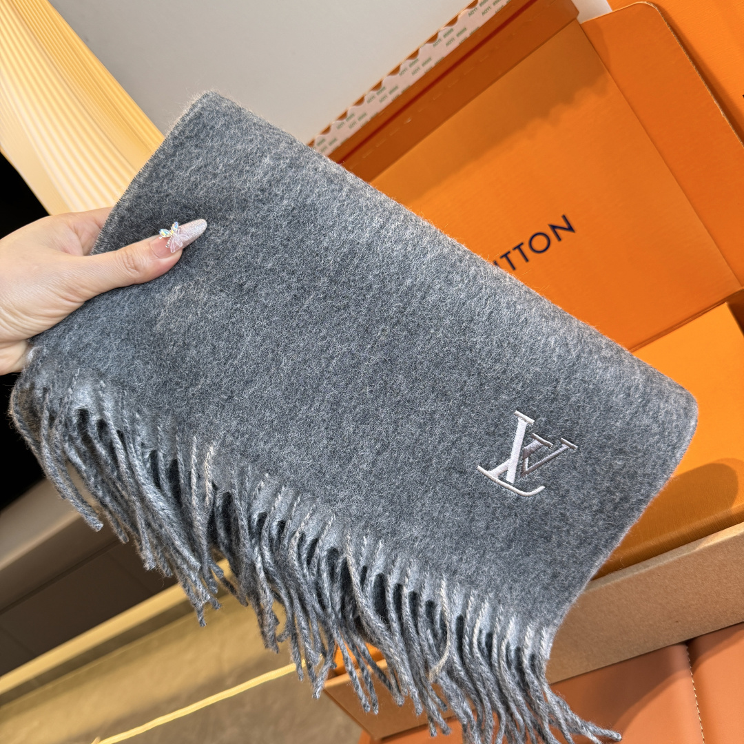Louis Vuitton LV 2025新款双面羔羊绒围巾 出口订单 喜欢有颜值 高质量的亲可入手 无论怎么搭配都是满满的高级感气质感
