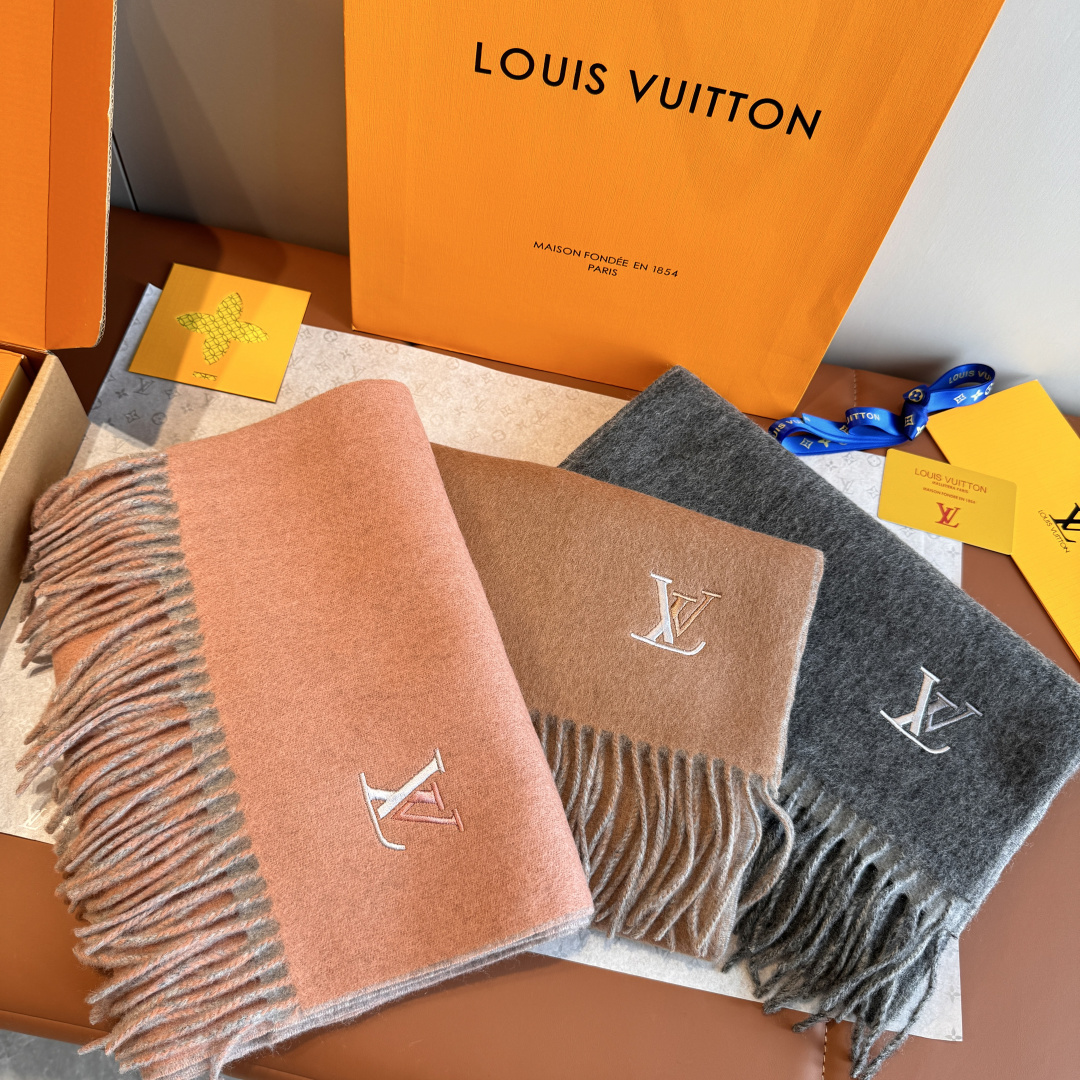 Louis Vuitton LV 2025新款双面羔羊绒围巾 出口订单 喜欢有颜值 高质量的亲可入手 无论怎么搭配都是满满的高级感气质感