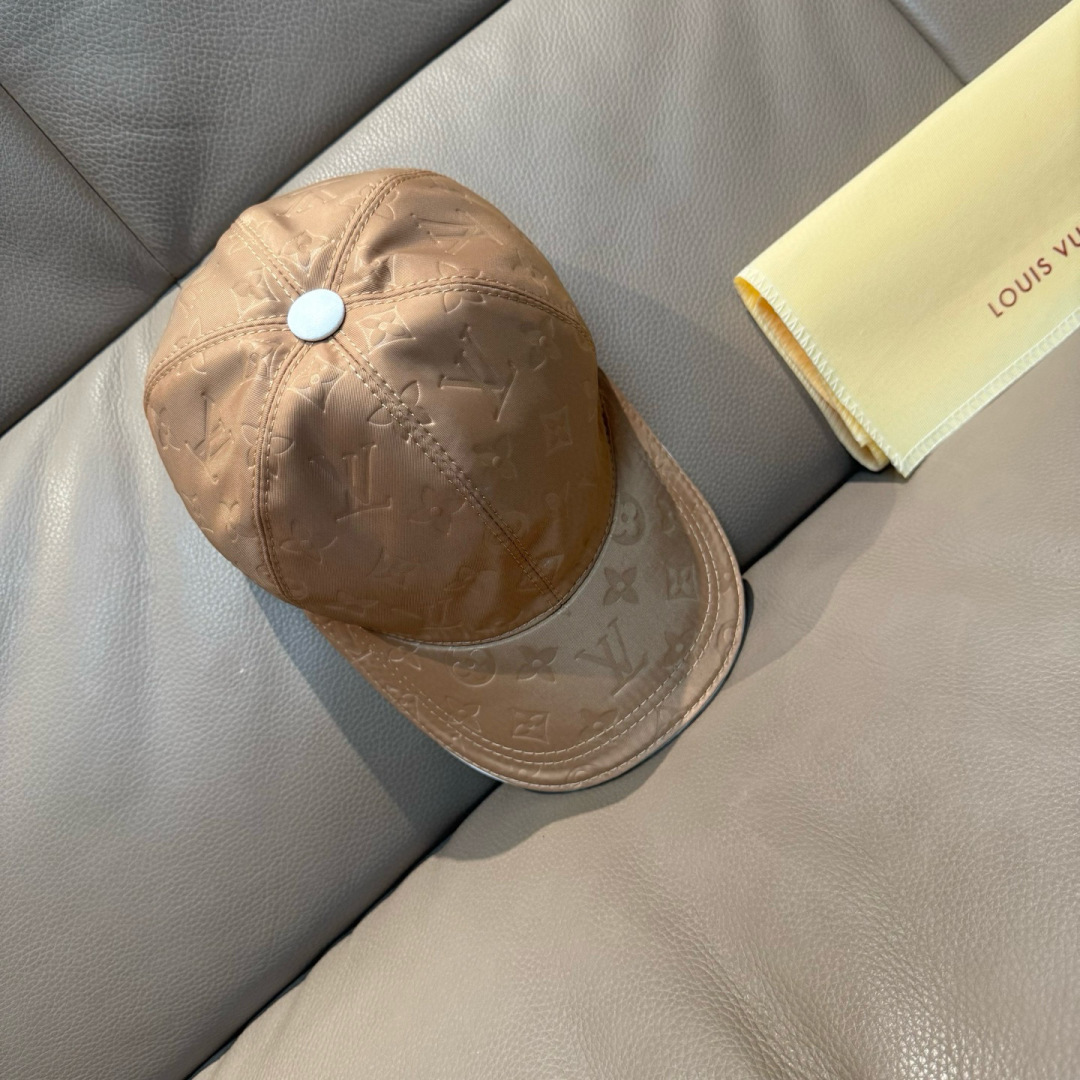 新款出货！配盒子布袋，LV路易威登新款原单棒球帽， 暗纹印花，专柜1:1开模订制，原版牛津布料+头层牛皮