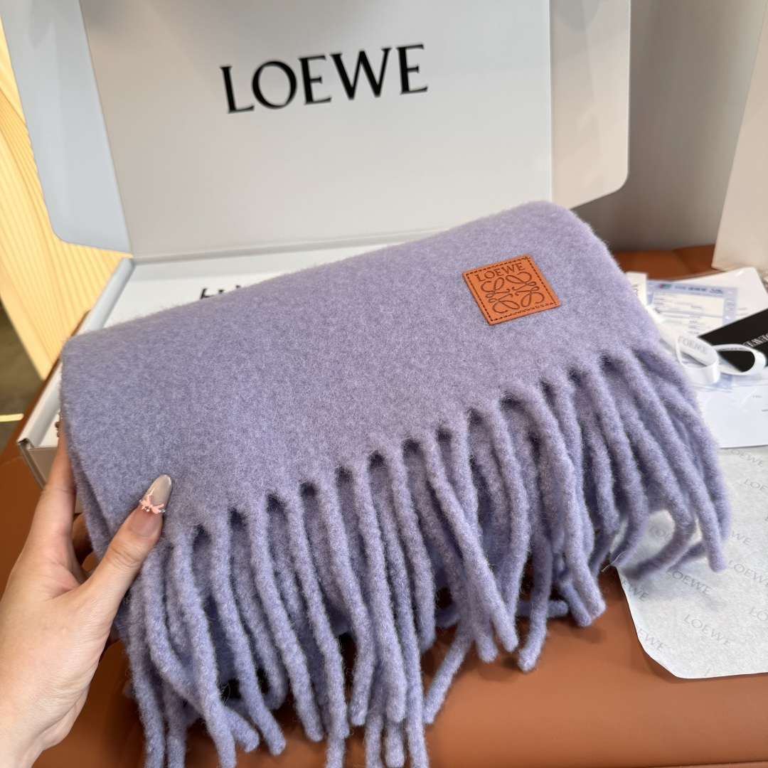 Loewe Loewe超美新款马海毛围巾 推荐入手 质感好货 罗意威主打的马海毛围巾~据说超难买哦 打了好多次版 终于 最接近 进出 无压力