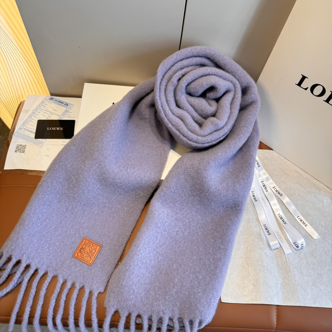 Loewe Loewe超美新款马海毛围巾 推荐入手 质感好货 罗意威主打的马海毛围巾~据说超难买哦 打了好多次版 终于 最接近 进出 无压力