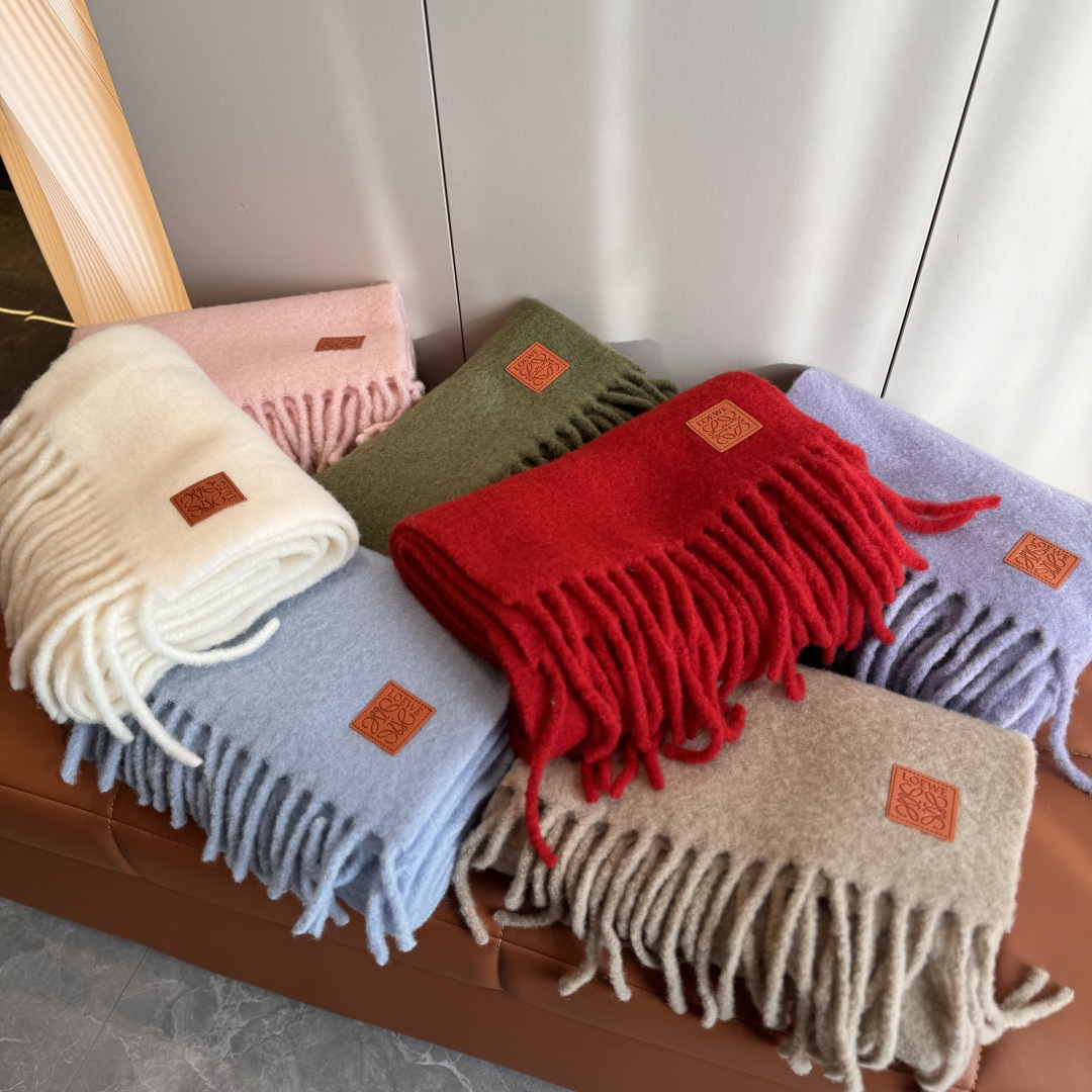 Loewe Loewe超美新款马海毛围巾 推荐入手 质感好货 罗意威主打的马海毛围巾~据说超难买哦 打了好多次版 终于 最接近 进出 无压力