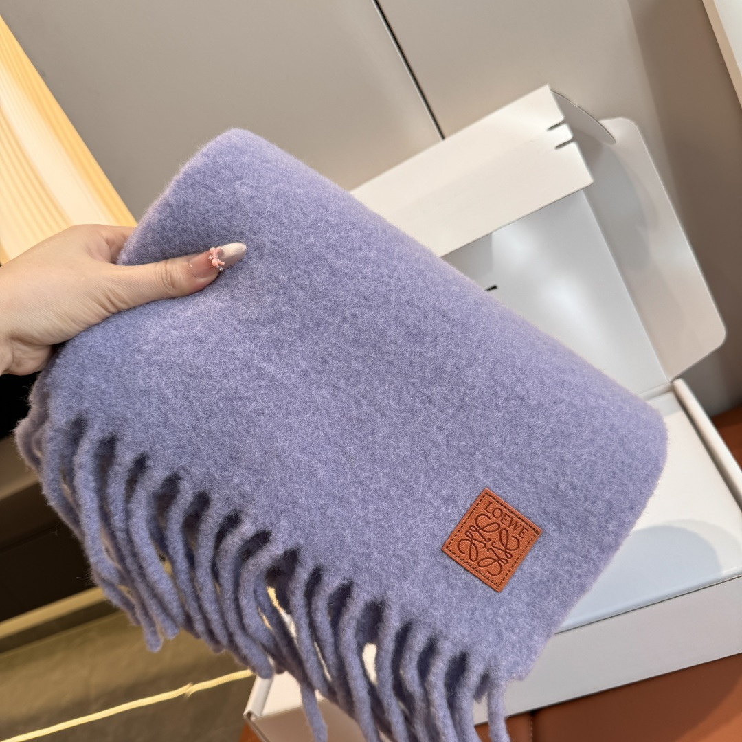 Loewe Loewe超美新款马海毛围巾 推荐入手 质感好货 罗意威主打的马海毛围巾~据说超难买哦 打了好多次版 终于 最接近 进出 无压力