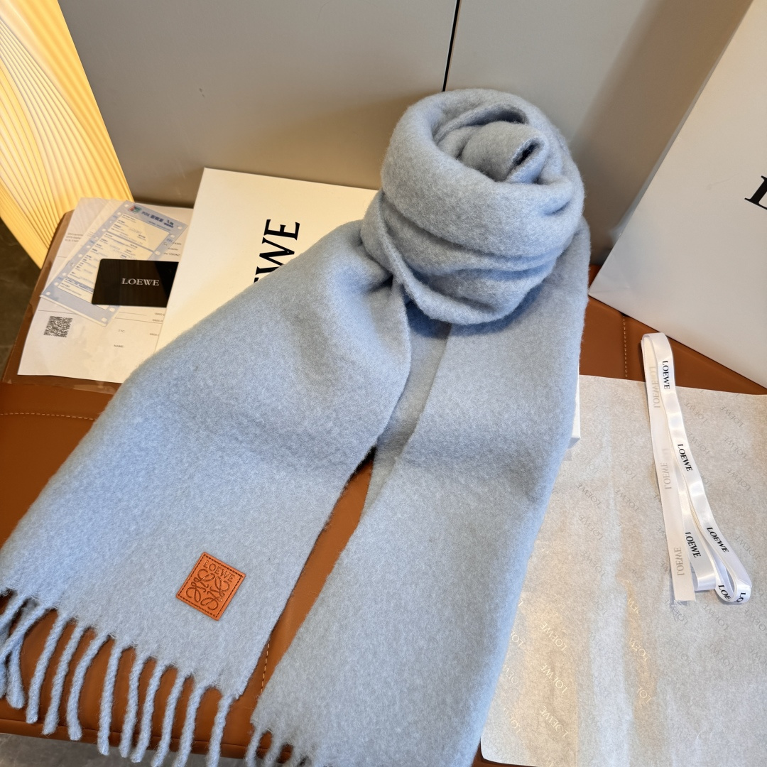 Loewe Loewe超美新款马海毛围巾 推荐入手 质感好货 罗意威主打的马海毛围巾~据说超难买哦 打了好多次版 终于 最接近 进出 无压力