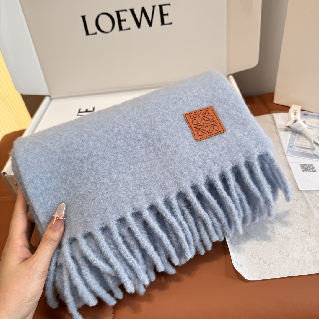 Loewe Loewe超美新款马海毛围巾 推荐入手 质感好货 罗意威主打的马海毛围巾~据说超难买哦 打了好多次版 终于 最接近 进出 无压力