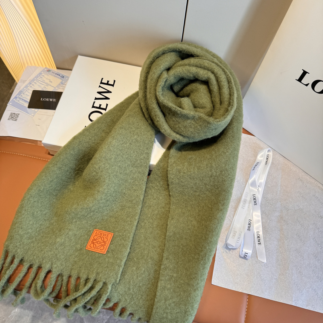 Loewe Loewe超美新款马海毛围巾 推荐入手 质感好货 罗意威主打的马海毛围巾~据说超难买哦 打了好多次版 终于 最接近 进出 无压力