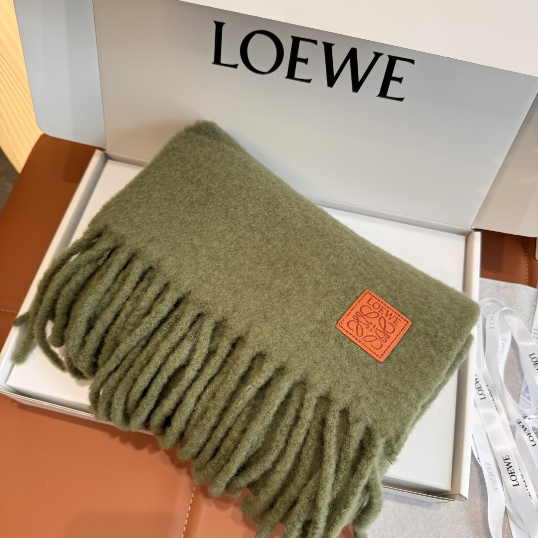 Loewe Loewe超美新款马海毛围巾 推荐入手 质感好货 罗意威主打的马海毛围巾~据说超难买哦 打了好多次版 终于 最接近 进出 无压力