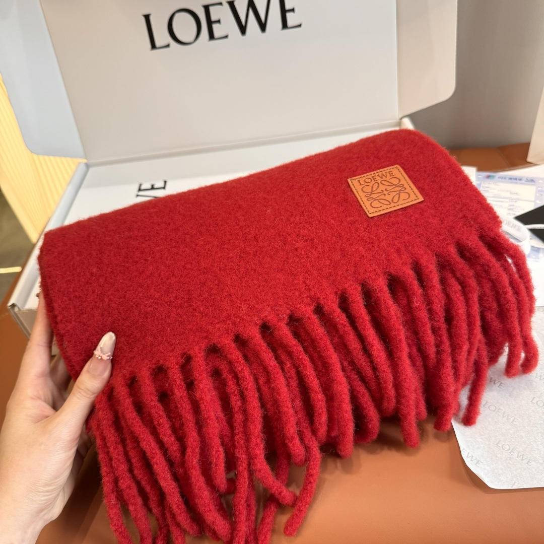 Loewe Loewe超美新款马海毛围巾 推荐入手 质感好货 罗意威主打的马海毛围巾~据说超难买哦 打了好多次版 终于 最接近 进出 无压力