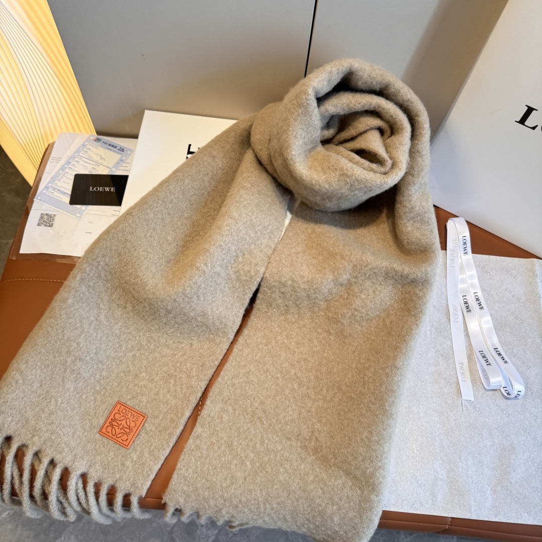 Loewe Loewe超美新款马海毛围巾 推荐入手 质感好货 罗意威主打的马海毛围巾~据说超难买哦 打了好多次版 终于 最接近 进出 无压力