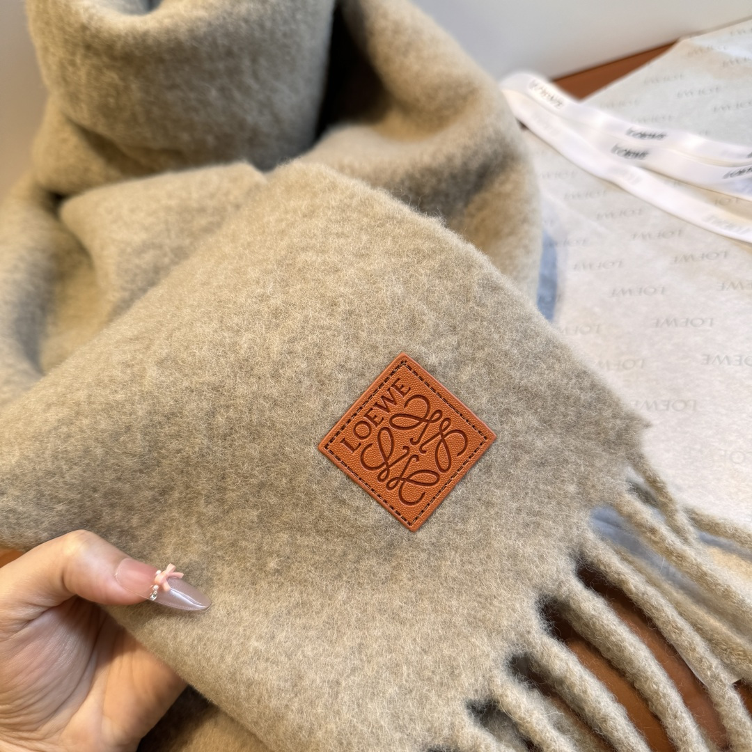 Loewe Loewe超美新款马海毛围巾 推荐入手 质感好货 罗意威主打的马海毛围巾~据说超难买哦 打了好多次版 终于 最接近 进出 无压力