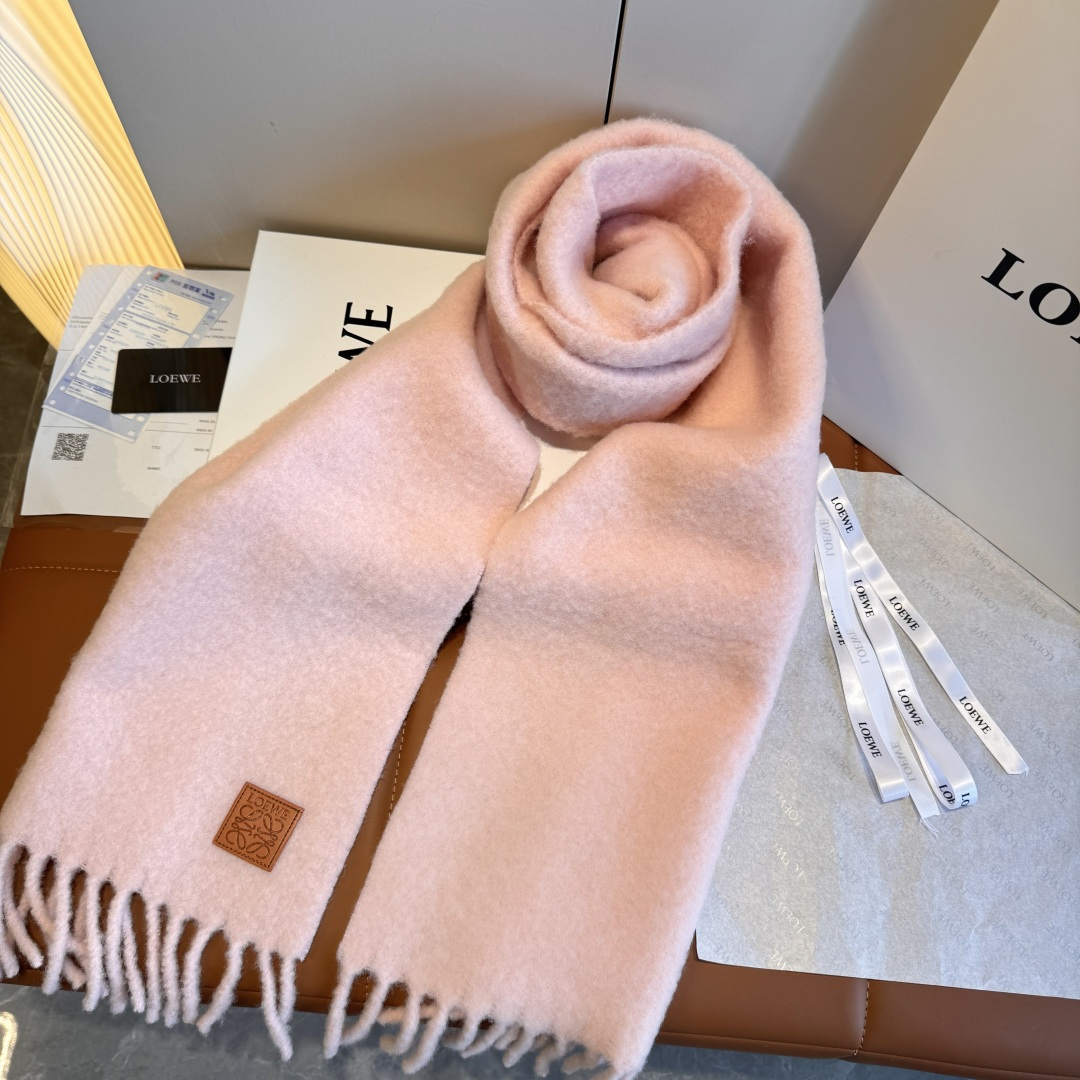 Loewe Loewe超美新款马海毛围巾 推荐入手 质感好货 罗意威主打的马海毛围巾~据说超难买哦 打了好多次版 终于 最接近 进出 无压力