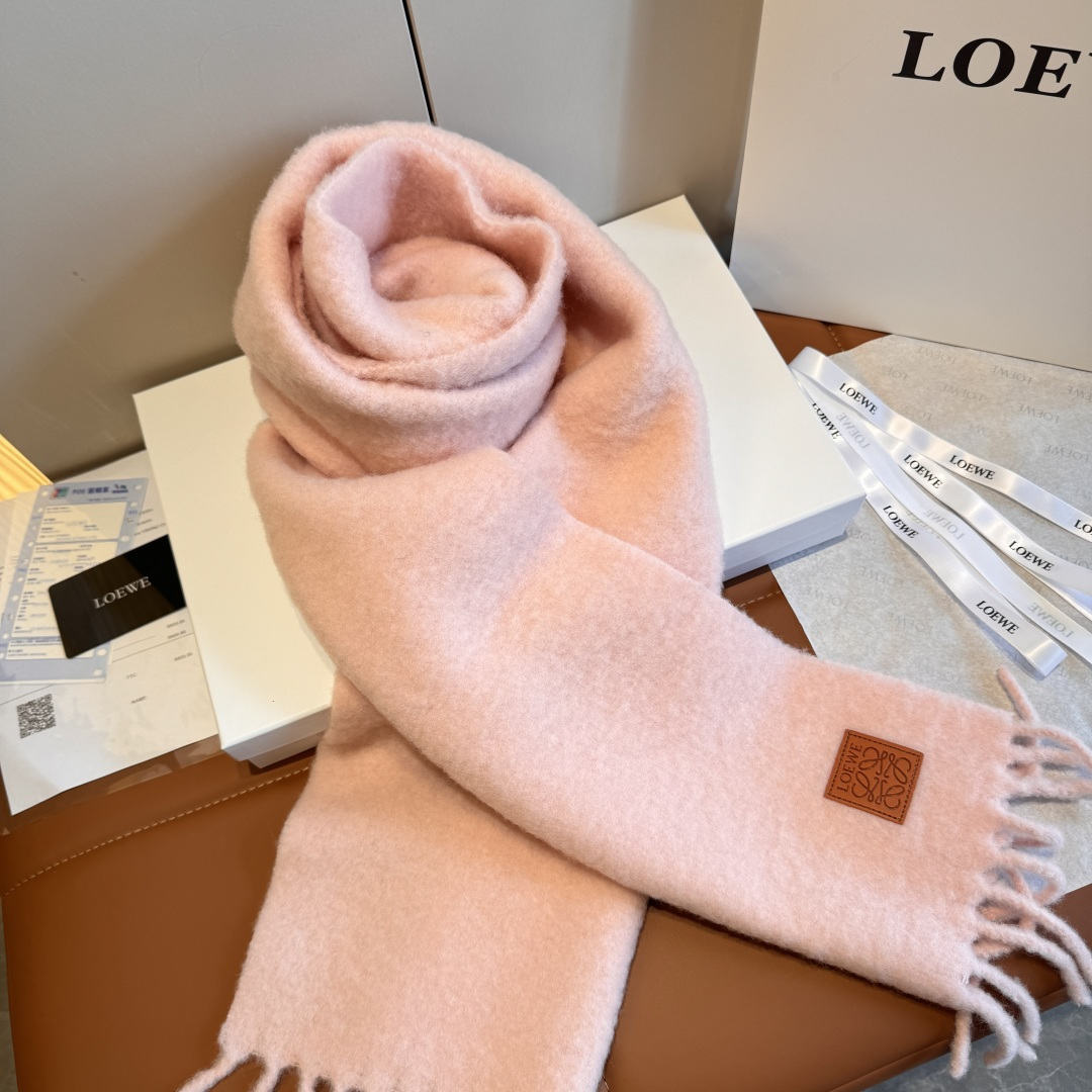 Loewe Loewe超美新款马海毛围巾 推荐入手 质感好货 罗意威主打的马海毛围巾~据说超难买哦 打了好多次版 终于 最接近 进出 无压力
