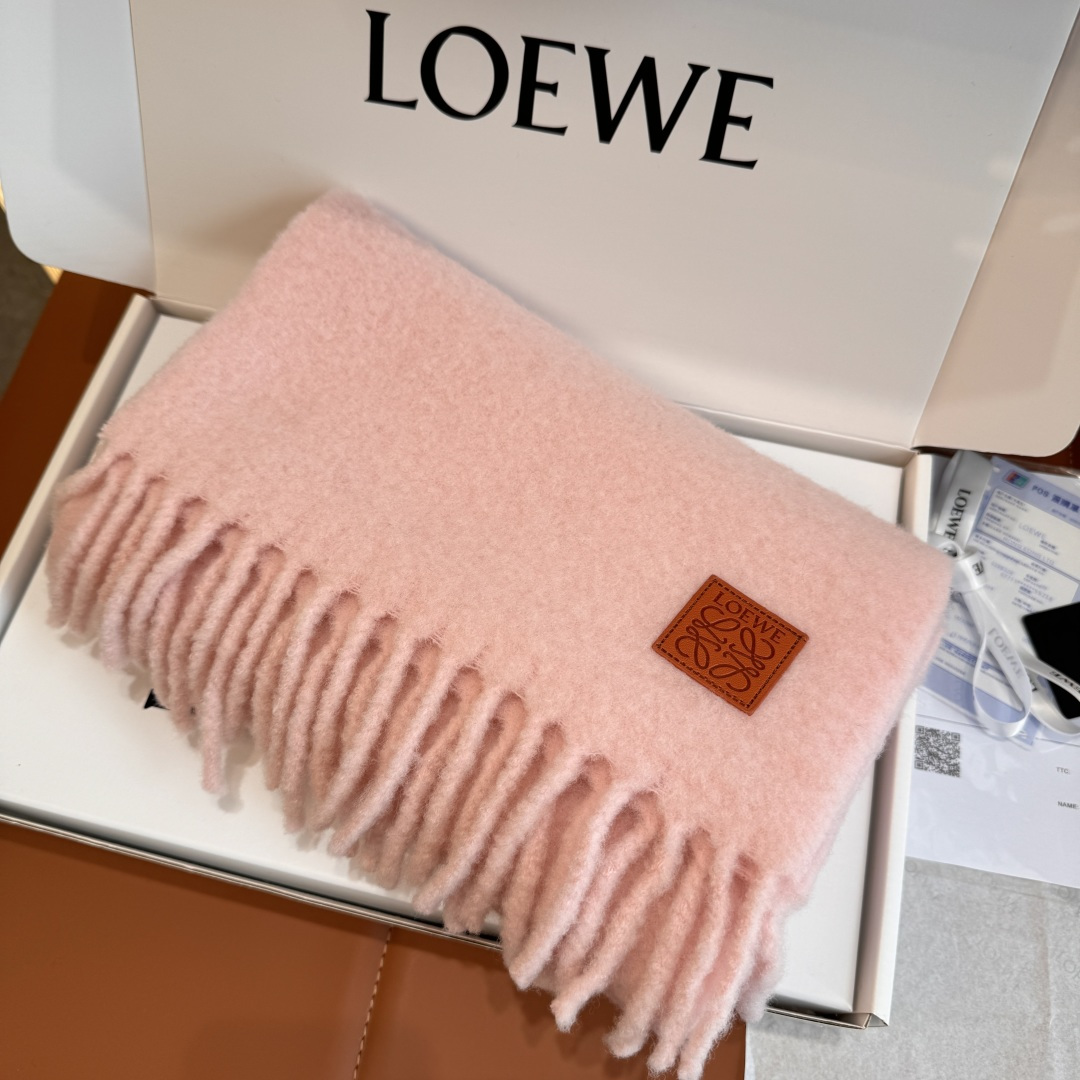 Loewe Loewe超美新款马海毛围巾 推荐入手 质感好货 罗意威主打的马海毛围巾~据说超难买哦 打了好多次版 终于 最接近 进出 无压力