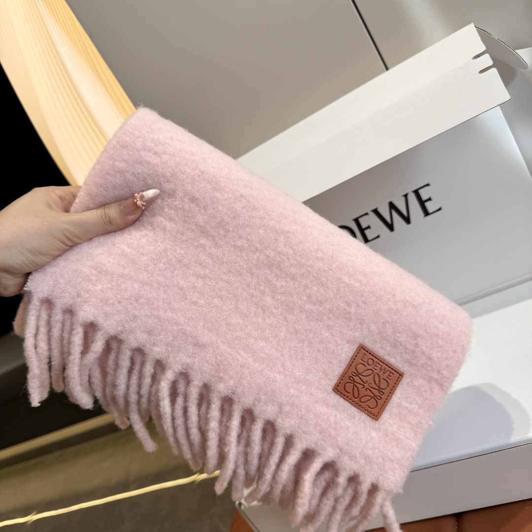 Loewe Loewe超美新款马海毛围巾 推荐入手 质感好货 罗意威主打的马海毛围巾~据说超难买哦 打了好多次版 终于 最接近 进出 无压力
