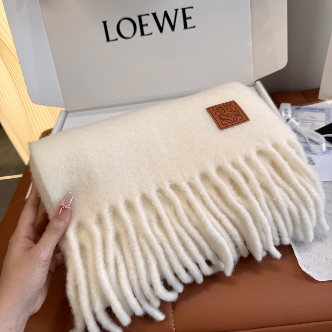 Loewe Loewe超美新款马海毛围巾 推荐入手 质感好货 罗意威主打的马海毛围巾~据说超难买哦 打了好多次版 终于 最接近 进出 无压力