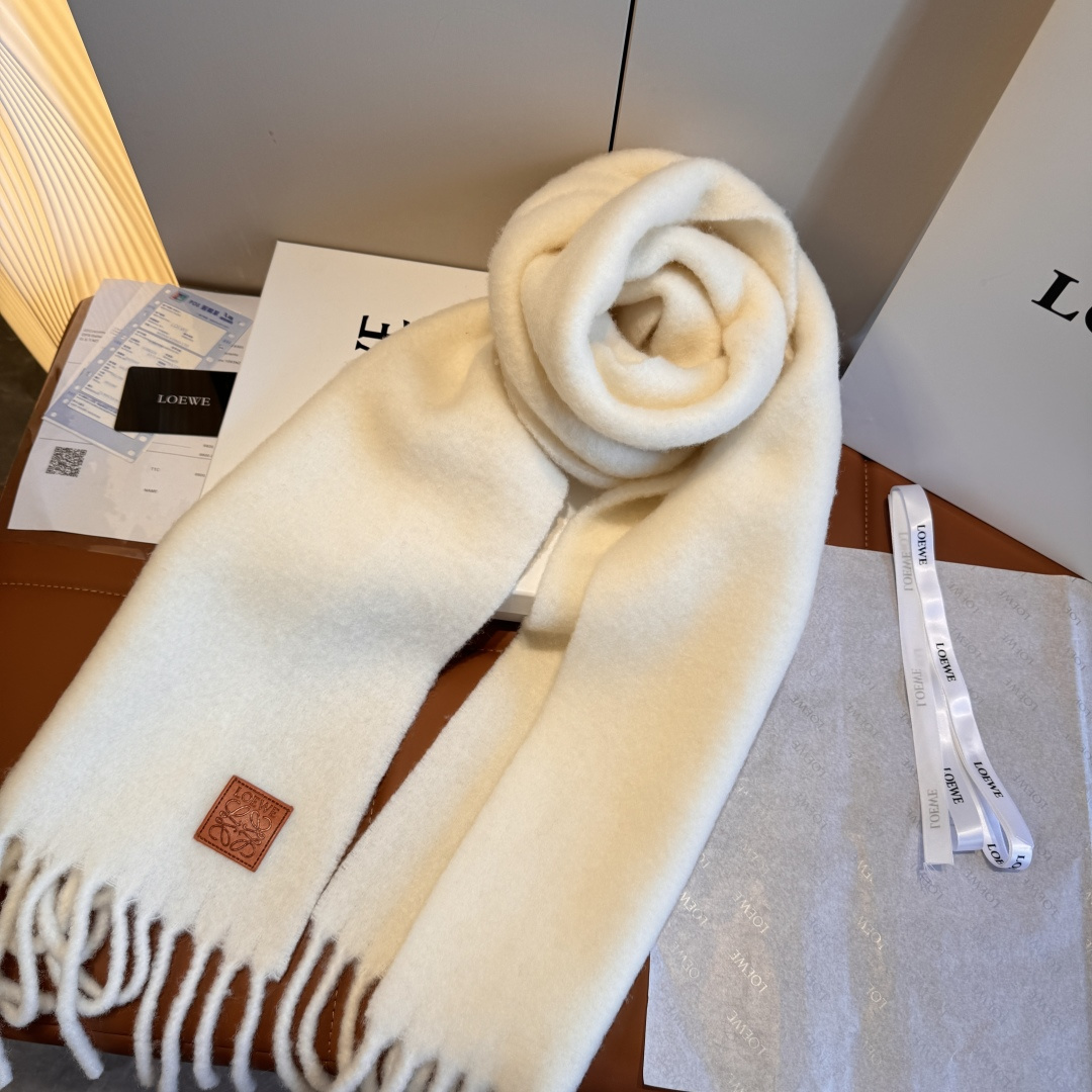 Loewe Loewe超美新款马海毛围巾 推荐入手 质感好货 罗意威主打的马海毛围巾~据说超难买哦 打了好多次版 终于 最接近 进出 无压力