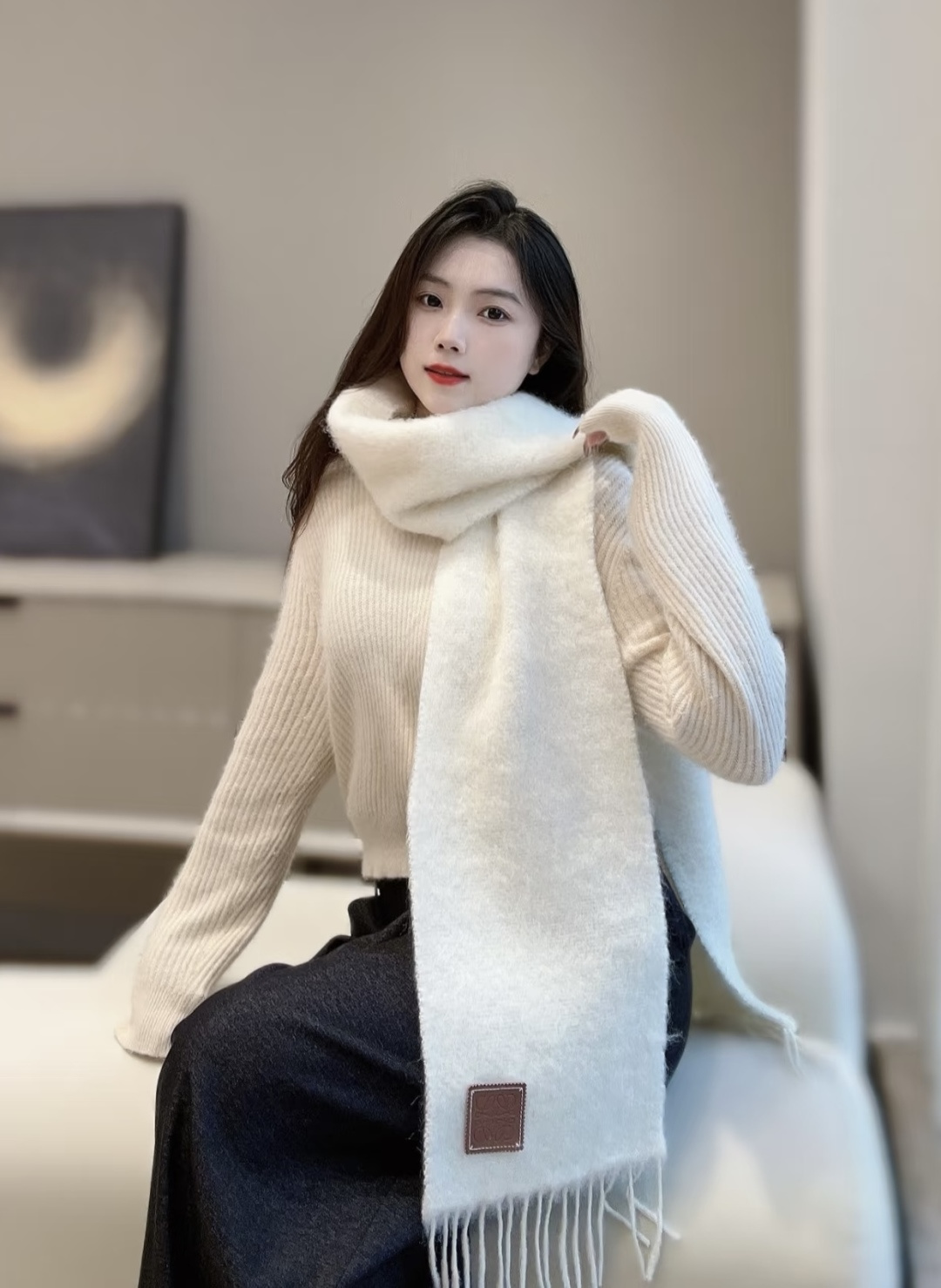 Loewe Loewe超美新款马海毛围巾 推荐入手 质感好货 罗意威主打的马海毛围巾~据说超难买哦 打了好多次版 终于 最接近 进出 无压力