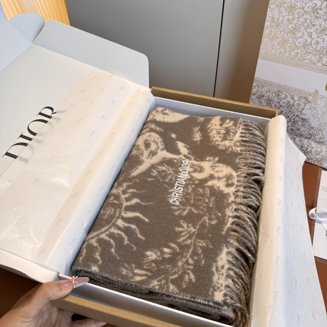 Dior DIOR迪奥2025年度最新款 太阳提花羊绒围巾 男女通用款 必必必收 最流弊的品质亲妈价格造福人间~教你识好货
