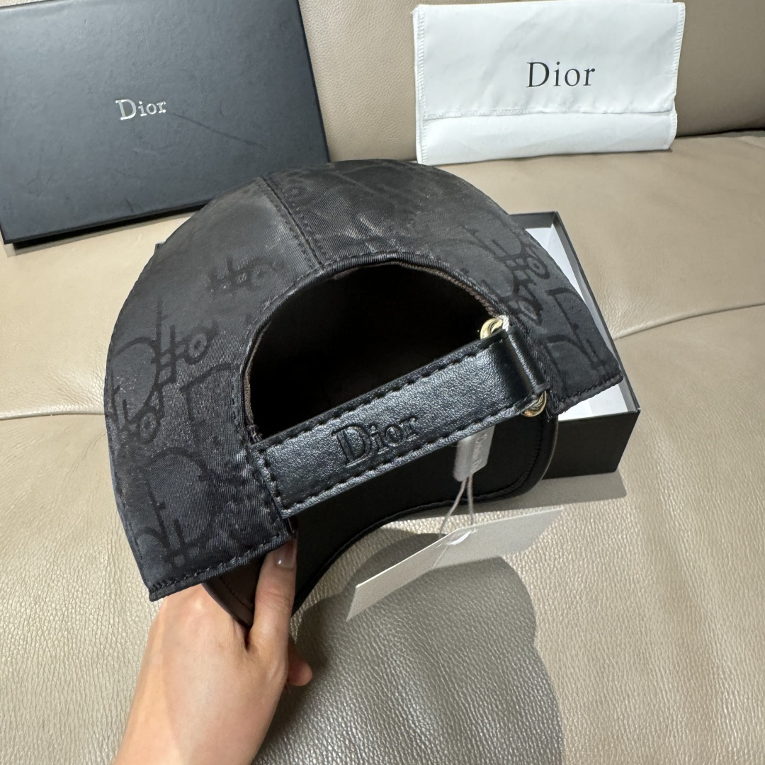 配盒子布袋，Dior(迪奥)新款原单棒球帽， Dior老花拼皮，复古韵味十足，1:1开模订制，原版绸缎布