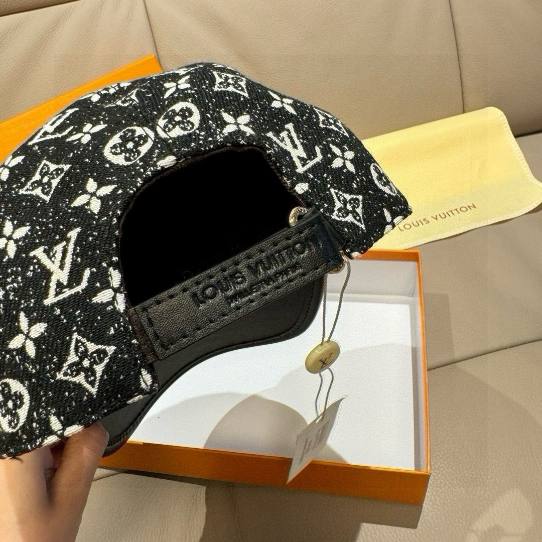 配盒子布袋，LV(路易威登)新款原单棒球帽，牛皮拼接，1:1开模订制，原版牛仔布料，做工细致完美，质量超
