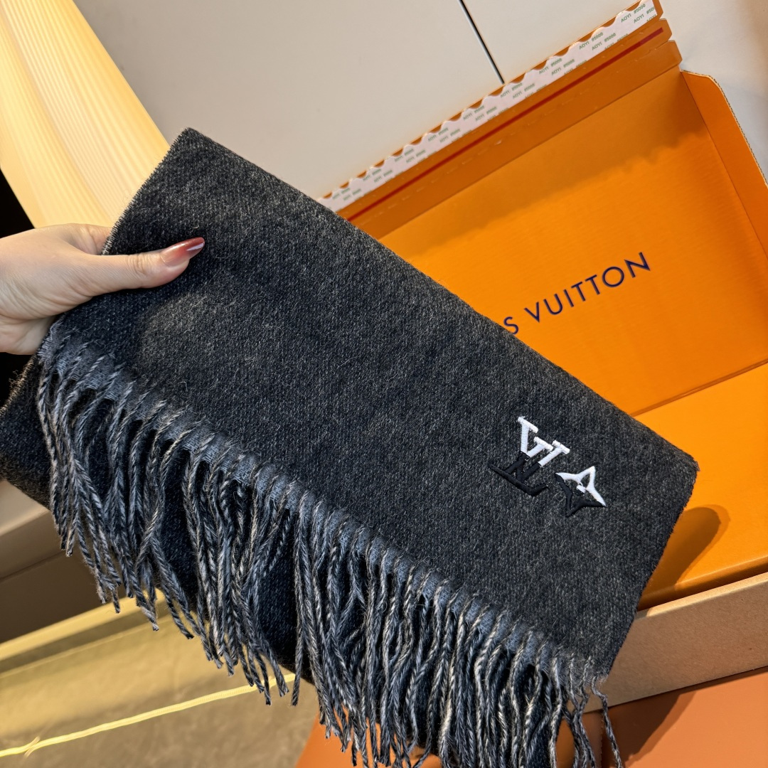 Louis Vuitton LV 路易威登最新款双面羔羊绒围巾 出口订单 喜欢有颜值 高质量的亲可入手 无论怎么搭配都是满满的高级感气质感