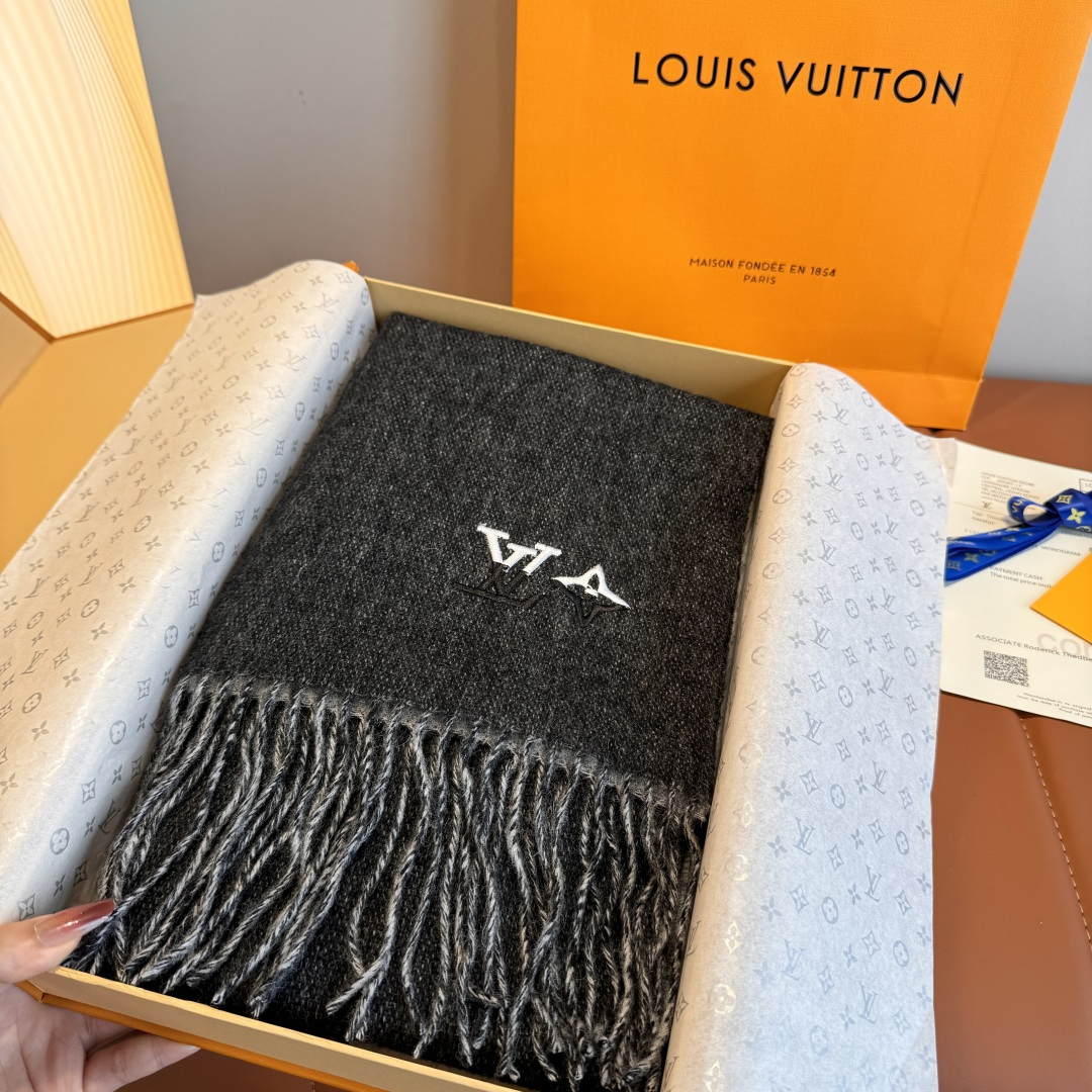 Louis Vuitton LV 路易威登最新款双面羔羊绒围巾 出口订单 喜欢有颜值 高质量的亲可入手 无论怎么搭配都是满满的高级感气质感