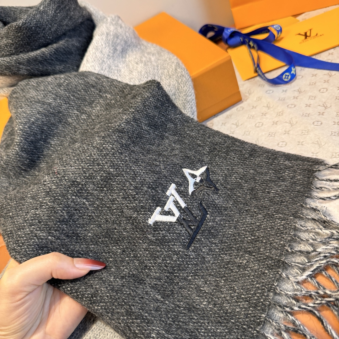 Louis Vuitton LV 路易威登最新款双面羔羊绒围巾 出口订单 喜欢有颜值 高质量的亲可入手 无论怎么搭配都是满满的高级感气质感