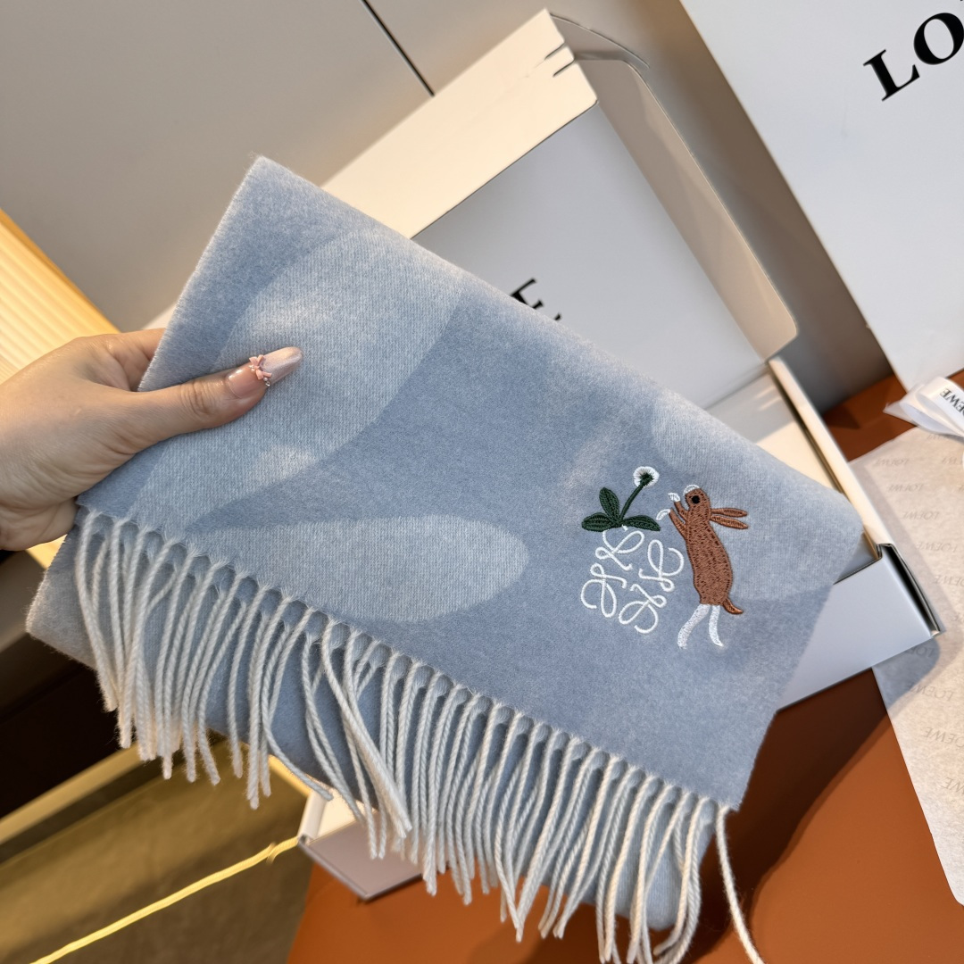 Loewe 上新 Loewe · 罗意威 难得一见的温柔配色 低调又不失优雅 重点推荐 双面配色