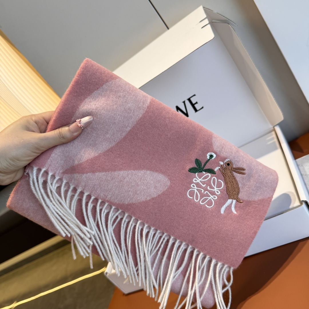 Loewe 上新 Loewe · 罗意威 难得一见的温柔配色 低调又不失优雅 重点推荐 双面配色