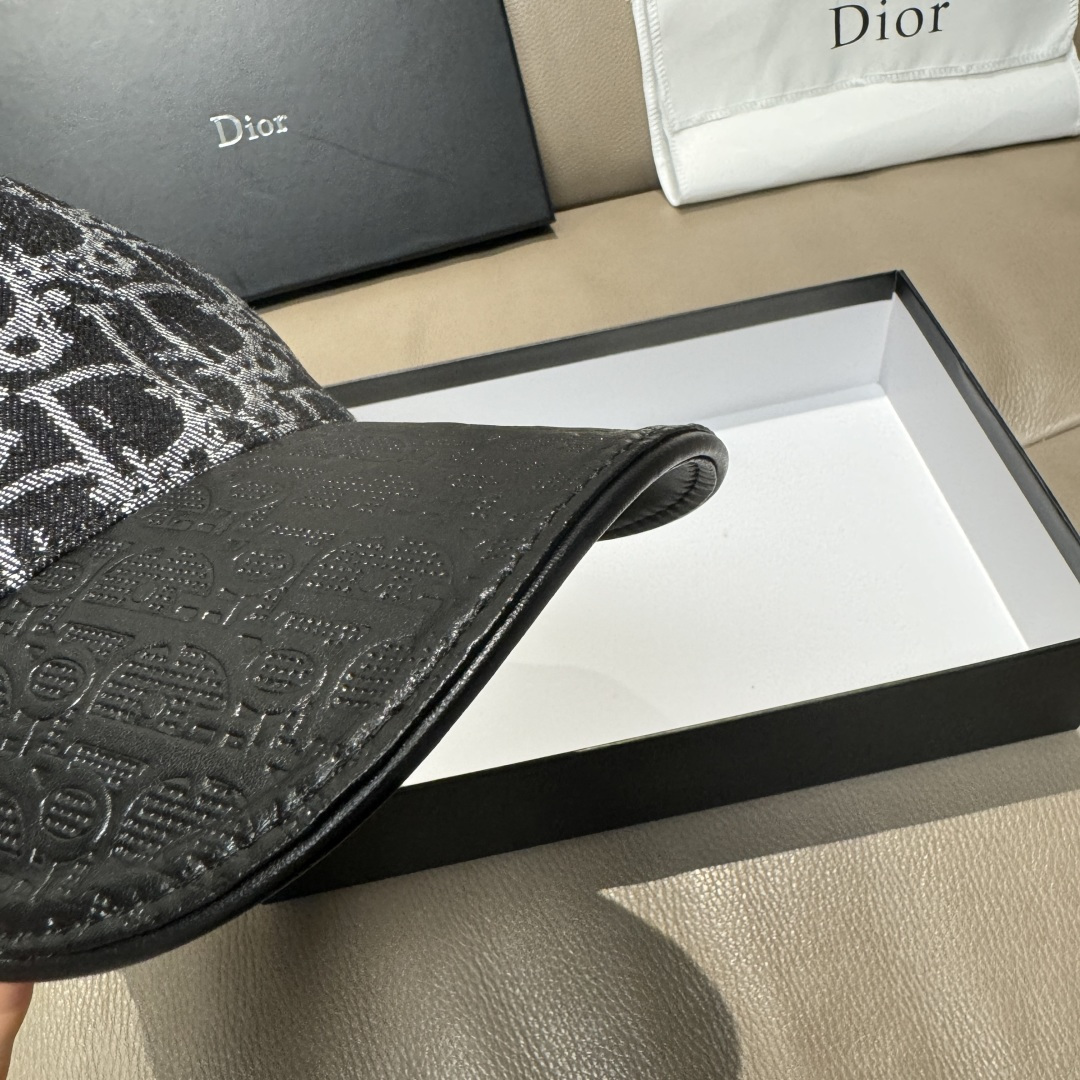 配盒子布袋，Dior(迪奥)新款原单棒球帽， Dior老花拼皮，复古韵味十足，1:1开模订制，原版绸缎布