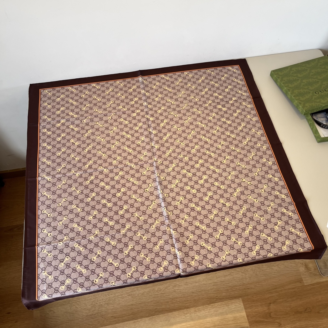 NO:342474,Batch Guqi classic square scarf [horse tie square scarf] is beautiful [tearing] The royal palace-level top fashion element pattern design style is extremely beautiful. Really, the upper body is extremely skin-skin color versatile. Look at it yourself. Size 90x90cm high-end silk scarf, high-end scarf, real silk19860909批 古奇经典方巾【马衔扣方巾】美翻了[流泪]御用殿堂级极品时尚元素图案设计风格美丽至极 真的 上身极为衬肤色 百搭 好看不好看自己看吧 尺寸90x90cm 真丝高版本围巾,高版本围巾,real silk,scarf