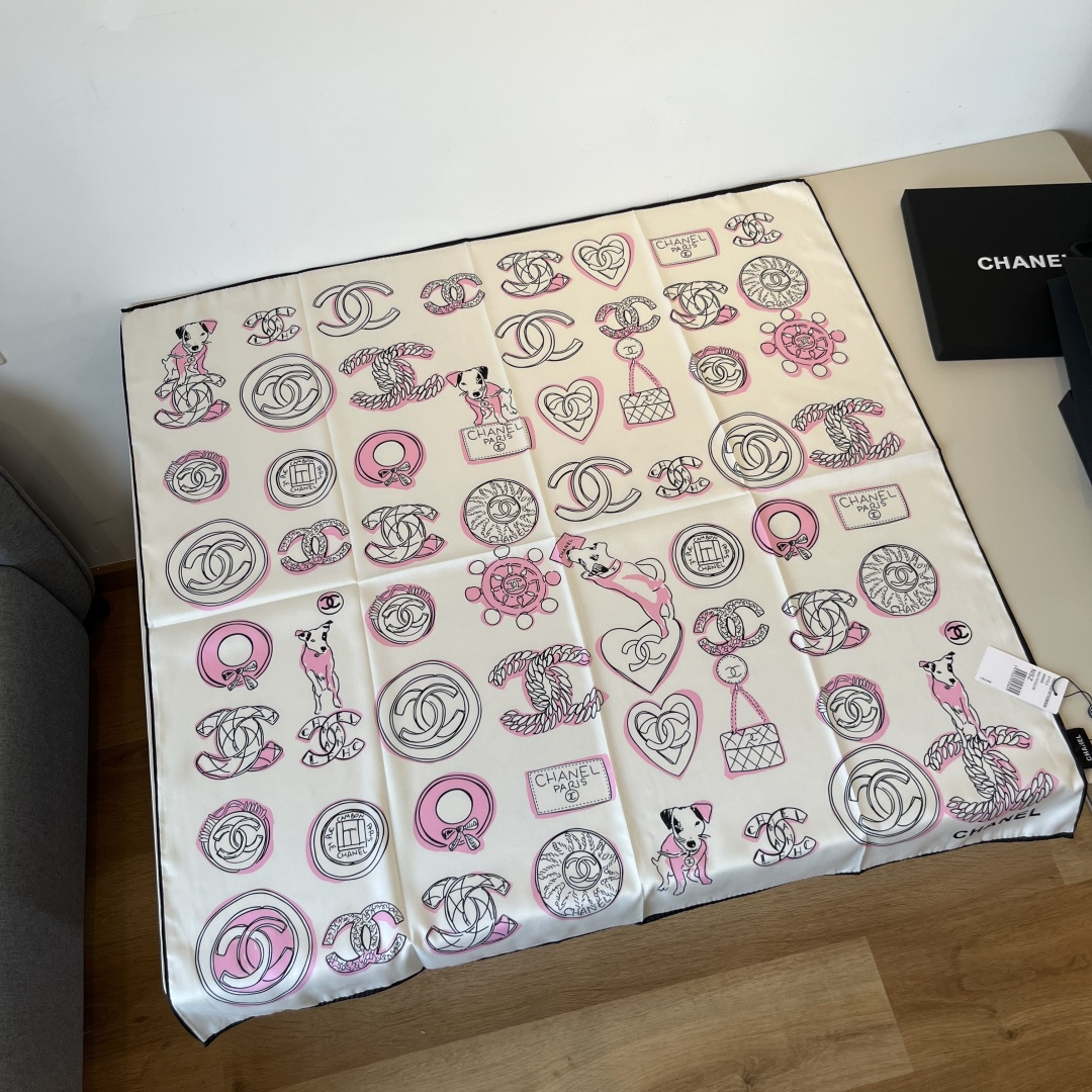 NO:342479,The new style of Xiaoxiang [Chanel Badge] is beautiful [Tearing] The imperial palace-level classic element pattern design style is extremely beautiful. Really, the upper body is extremely skin-skin color. It is versatile. Look at it yourself. Size: 90x90cm high-end silk scarf, high-end scarf, chanel, real silk19860909批 新款小香【香奈儿徽章】美翻了[流泪]御用殿堂级极品经典元素图案设计风格美丽至极 真的 上身极为衬肤色 百搭 好看不好看自己看吧 尺寸:90x90cm 真丝高版本围巾,高版本围巾,chanel,real silk,scarf