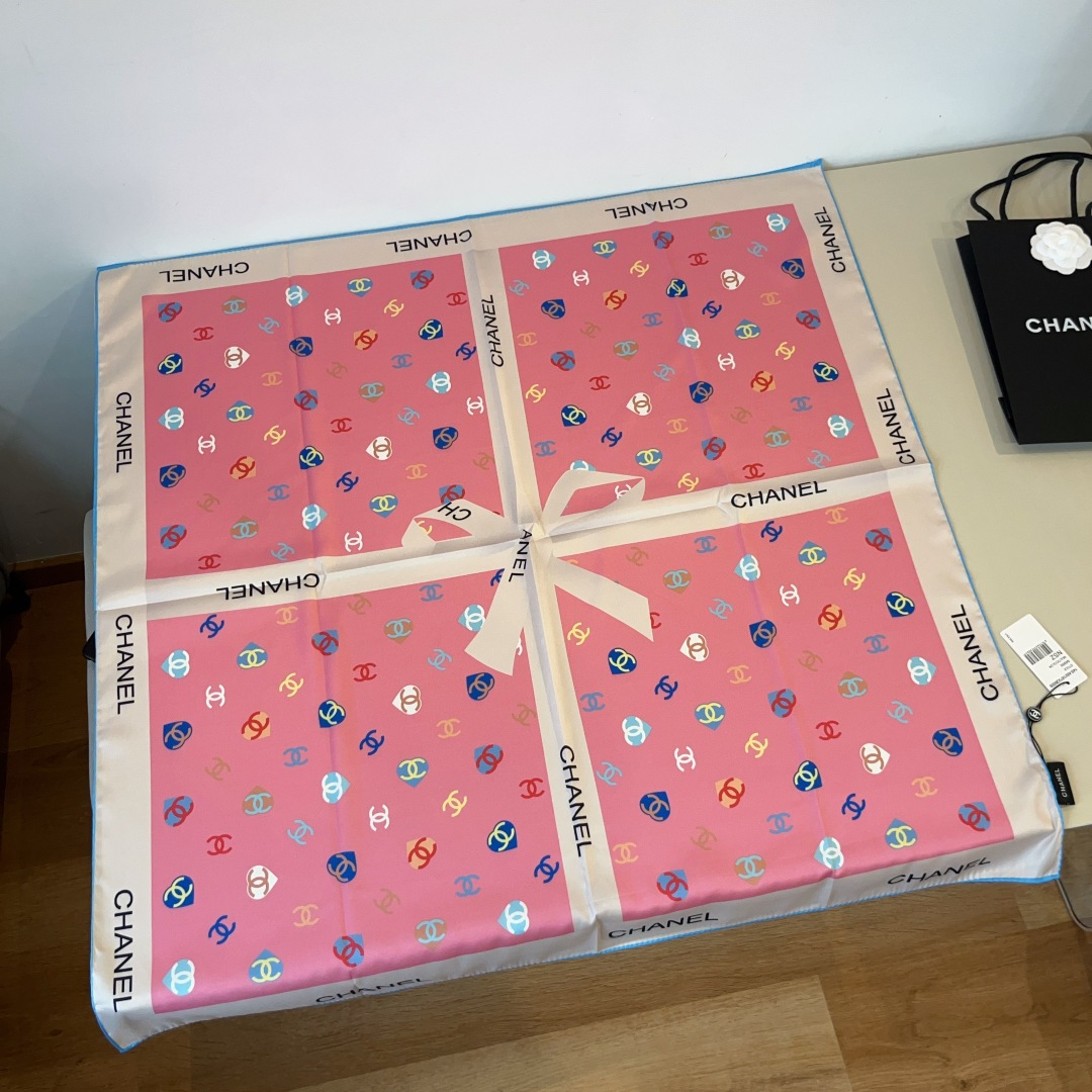 NO:342484,The new small scent [Chanel bow square scarf] represents Chanel's fairy appearance. It is beautiful. [Tearing] The imperial palace-level classic element pattern design style is extremely beautiful. Really, the upper body is extremely skin-skin color. It is versatile. Look at it yourself. Size: 90x90cm silk high-version scarf, high-version scarf, chanel, real silk19860909批 新款小香【香奈儿蝴蝶结方巾】代表着香奈儿神仙颜值的一款方巾美翻了[流泪]御用殿堂级极品经典元素图案设计风格美丽至极 真的 上身极为衬肤色 百搭 好看不好看自己看吧 尺寸:90x90cm 真丝高版本围巾,高版本围巾,chanel,real silk,scarf