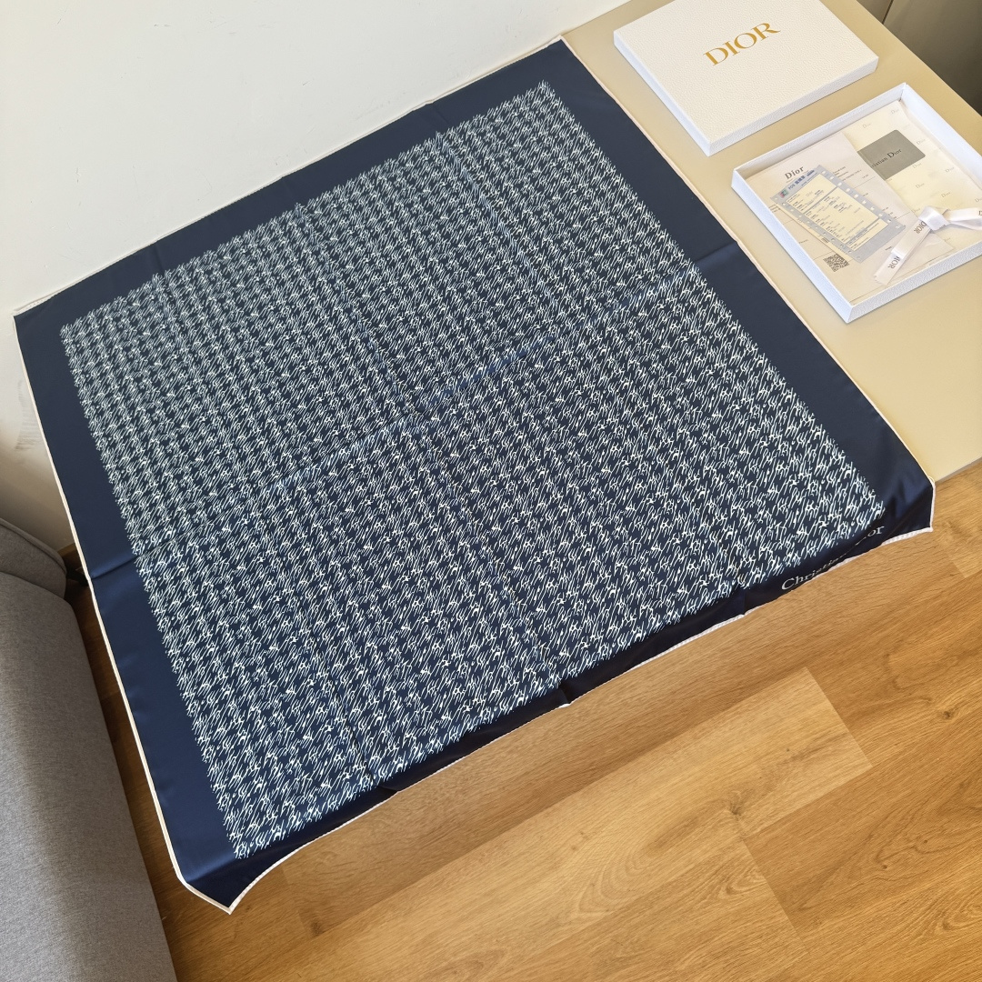 NO:342488,Dior new 90cm silk square scarf, original single top twill silk material, creates a baby's skin-like feel, the industry's most accurate printing process, full and rich colors, super practical for all seasons, handmade curled edges [Specification 90x90cm. Twill silk] high-version scarf, high-version scarf, dior, dior, real silk19860909Dior迪奥新款90cm真丝方巾,原单顶级斜纹真丝材质,打造如婴儿肌肤般的手感, 业内最精确的印花工艺 色彩饱满丰富四季可用超实用 手工卷边【规格90x90cm.斜纹真丝】高版本围巾,高版本围巾,dior,dior,real silk,scarf