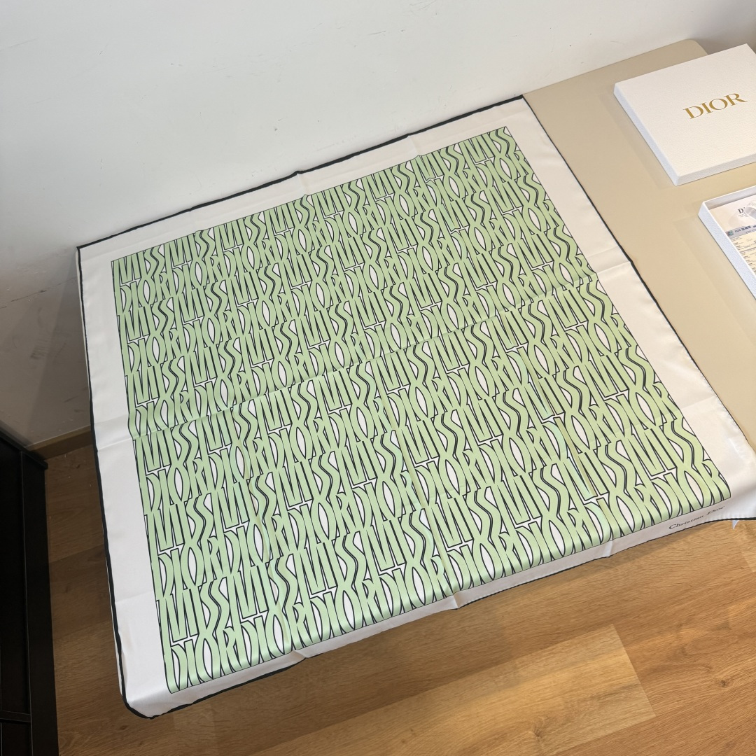 NO:342509,Dior new 90cm silk square scarf, original single top twill silk material, creates a baby's skin-like feel, the industry's most accurate printing process, full and rich colors, super practical for all seasons, handmade curled edges [Specification 90x90cm. Twill silk] high-version scarf, high-version scarf, dior, dior, real silk19860909Dior迪奥新款90cm真丝方巾,原单顶级斜纹真丝材质,打造如婴儿肌肤般的手感, 业内最精确的印花工艺 色彩饱满丰富四季可用超实用 手工卷边【规格90x90cm.斜纹真丝】高版本围巾,高版本围巾,dior,dior,real silk,scarf