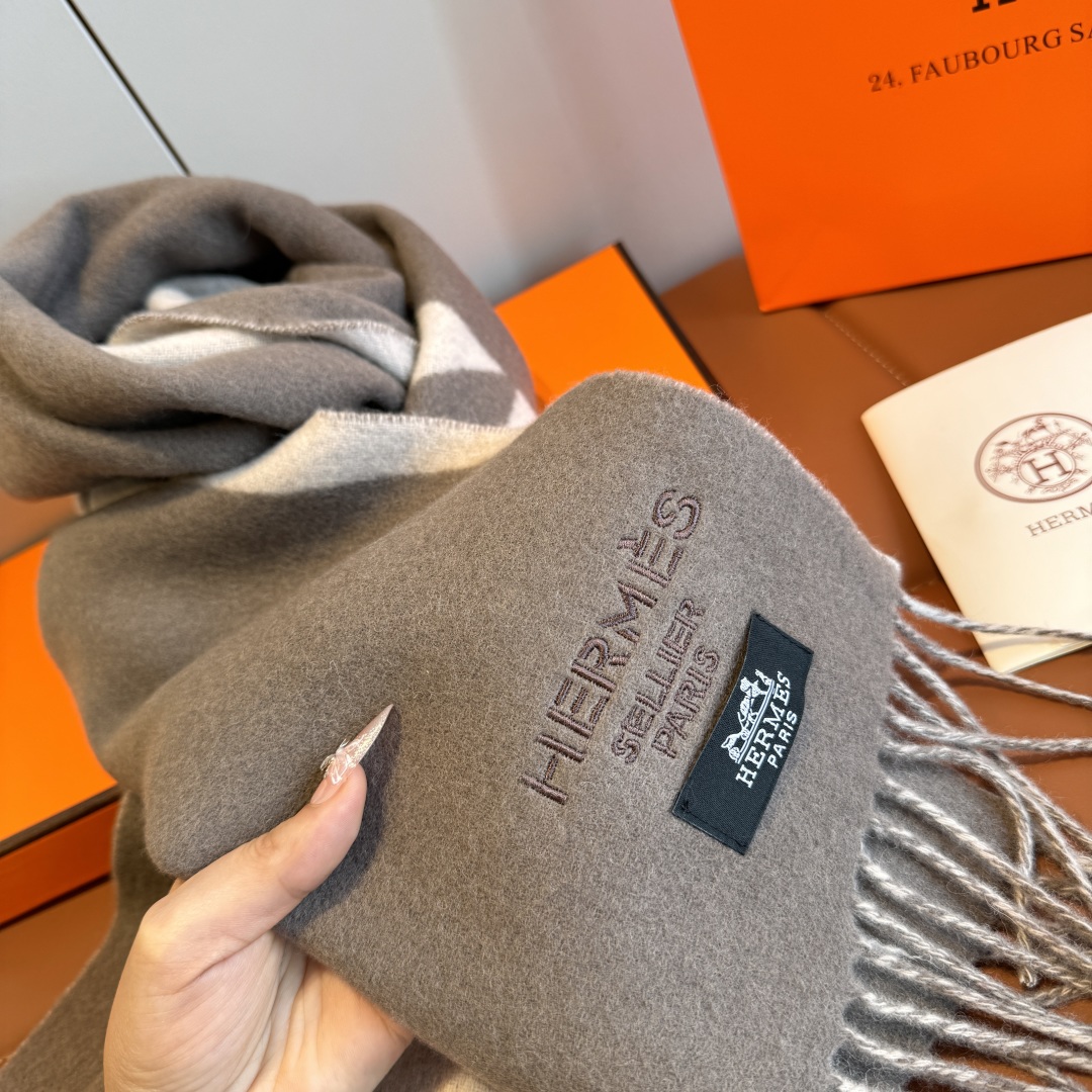 批180
🆕Hermes · 爱马仕双面羔羊绒围巾 重磅推荐！100%顶级羔羊绒材质，质量好到爆🔥非常保暖，柔软亲肤不扎脖。经典双面拼色设计，一条围巾两种风格❗️男生女生通用，size：30*180cm❗️