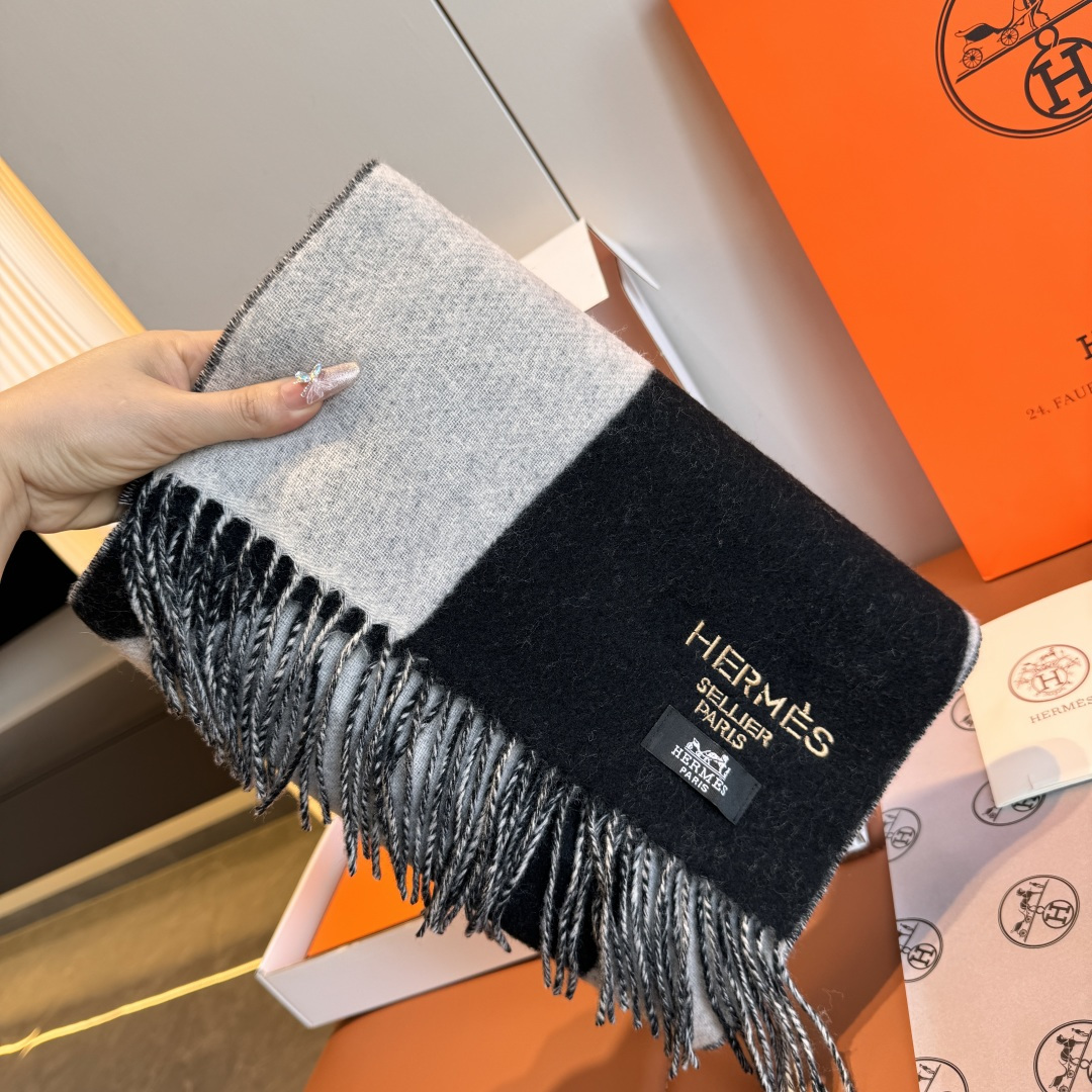 NO:342492,Hermes double-sided lamb cashmere scarf is a big recommendation!  Top lamb cashmere material, excellent quality, very warm, soft and skin-friendly without tying the neck. Classic double-sided color-blocking design, one scarf, two styles for boys and girls, size30*180cm high-version scarf, high-version scarf, hermes, hermes19860909批 Hermes · 爱马仕双面羔羊绒围巾 重磅推荐！顶级羔羊绒材质,质量好到爆非常保暖,柔软亲肤不扎脖.经典双面拼色设计,一条围巾两种风格男生女生通用,size30*180cm高版本围巾,高版本围巾,hermes,hermes,scarf