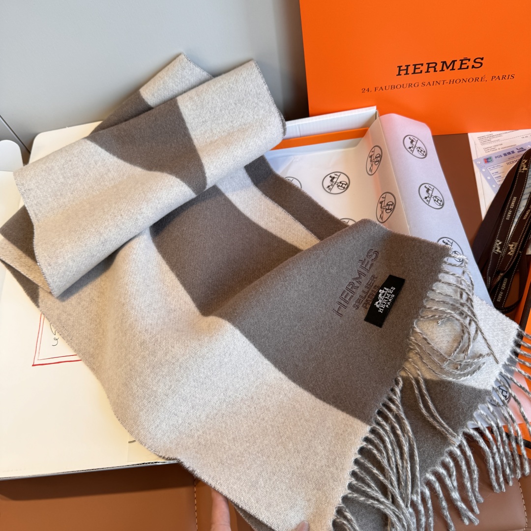 批180
🆕Hermes · 爱马仕双面羔羊绒围巾 重磅推荐！100%顶级羔羊绒材质，质量好到爆🔥非常保暖，柔软亲肤不扎脖。经典双面拼色设计，一条围巾两种风格❗️男生女生通用，size：30*180cm❗️