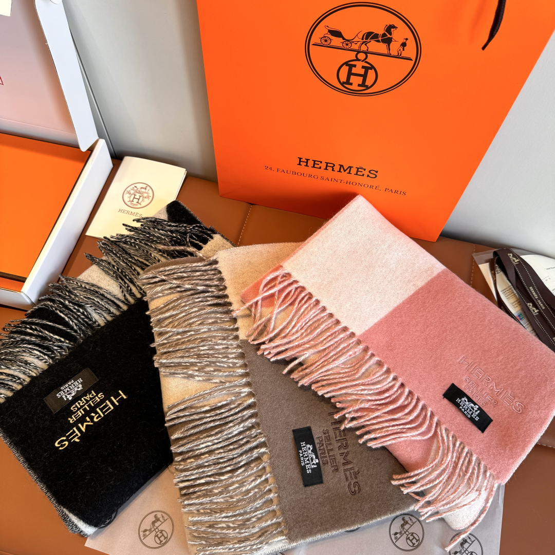 批180
🆕Hermes · 爱马仕双面羔羊绒围巾 重磅推荐！100%顶级羔羊绒材质，质量好到爆🔥非常保暖，柔软亲肤不扎脖。经典双面拼色设计，一条围巾两种风格❗️男生女生通用，size：30*180cm❗️