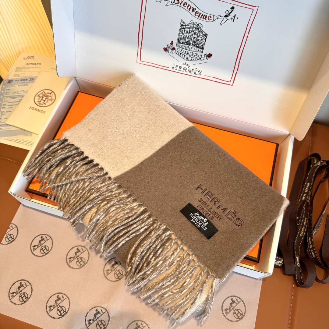 批180
🆕Hermes · 爱马仕双面羔羊绒围巾 重磅推荐！100%顶级羔羊绒材质，质量好到爆🔥非常保暖，柔软亲肤不扎脖。经典双面拼色设计，一条围巾两种风格❗️男生女生通用，size：30*180cm❗️