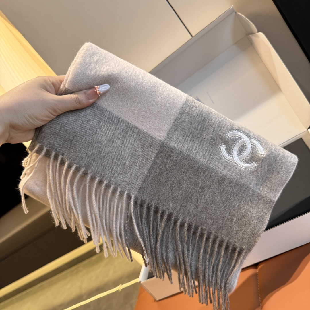 NO:342471,Comment [CHANEL·Chanel] likes to have good looks, high-quality personal products, no matter how you match them, they are full of temperament, the best cashmere water ripples scarf, the ingredients support detection of soft and delicate feel, fried chicken is invincible, in short, both fabrics and craftsmanship are the kind of high-end feeling!  You should know that this type of goods is only produced in small quantities, and this batch of orders is also super strict. The quantity is very small. The hand is fast, hand is slow, size 30*180cm cashmere high-version scarf, high-version scarf, chanel, chanel, chanel19860909批【CHANEL·香奈儿】喜欢有颜值,高质量的亲可入手,名媛单品,无论怎么搭配都是满满的气质感,极品山羊绒水波纹小围巾,成份支持检测手感柔软细腻炒鸡无敌,总之无论是面料还是工艺都是那种一看就很高级的感觉！要知道这类货也只有少量生产,这批订单也是监控超级严格流出来的数量极少手快有手慢无size30*180cm羊绒高版本围巾,高版本围巾,chanel,chanel,scarf