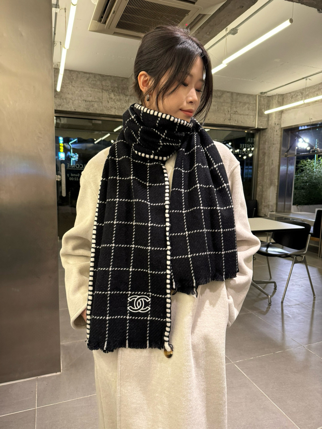 NO:342578,Cashmere 2025 series, exclusive to VIP products, top imported Scotland cashmere pattern weaving makes scarves elastic and soft and skin-friendly, extremely noble and elegant, intellectual style, simple and atmospheric design, absolutely not the fancy style, absolutely the first choice for life, the most important accessories for those who know the goods, must enter. Casual style matching!  [Color][Color][Color] Please detour by laymen Size: 38*185 cashmere high-version scarf, high-version scarf, chanel, chanel19860909批 Chanel香奈儿2025系列货 专供vip产品 顶级苏格兰进口羊绒纹路织法使围巾赋有弹性且柔软亲肤  无比的高贵优雅 知性的款式 简洁大气的设计 绝对的不是花里胡哨的款式绝对的品味生活的首选搭配饰品 识货者必入.休闲风格搭配必备哦！[色][色][色]外行请绕道 Size:38*185羊绒高版本围巾,高版本围巾,chanel,chanel,scarf