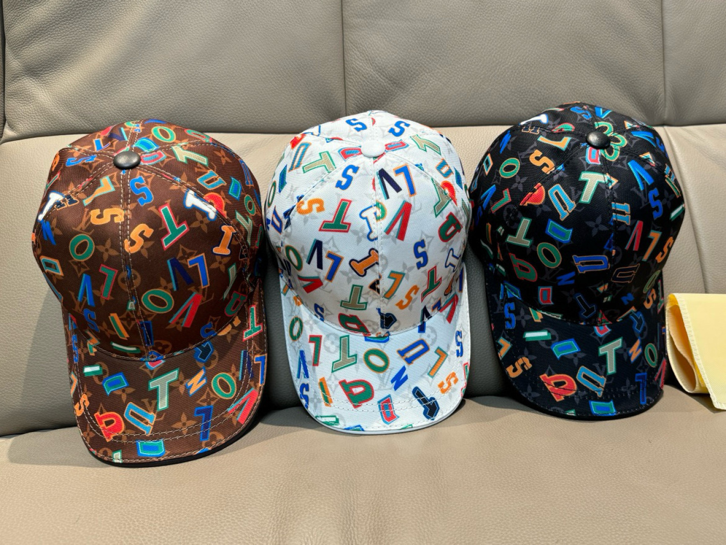 配盒子布袋，LV路易威登新款原单棒球帽，字母丝印，1:1开模订制，原版丝印绸缎面料+头层牛皮，时尚帅气质