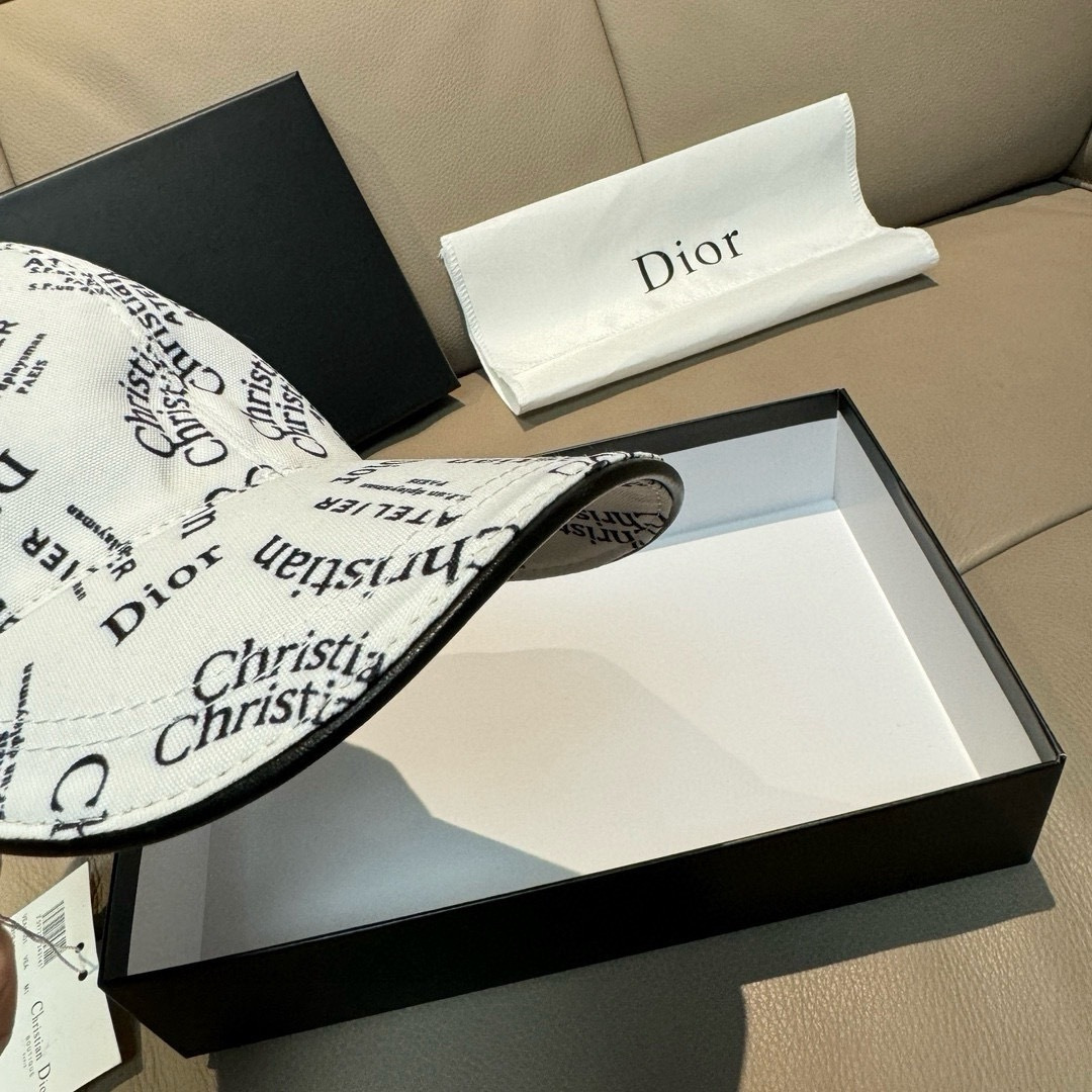 配盒子布袋，Dior(迪奥)新款原单棒球帽， Christian Dior丝印，复古韵味十足，专柜断货热